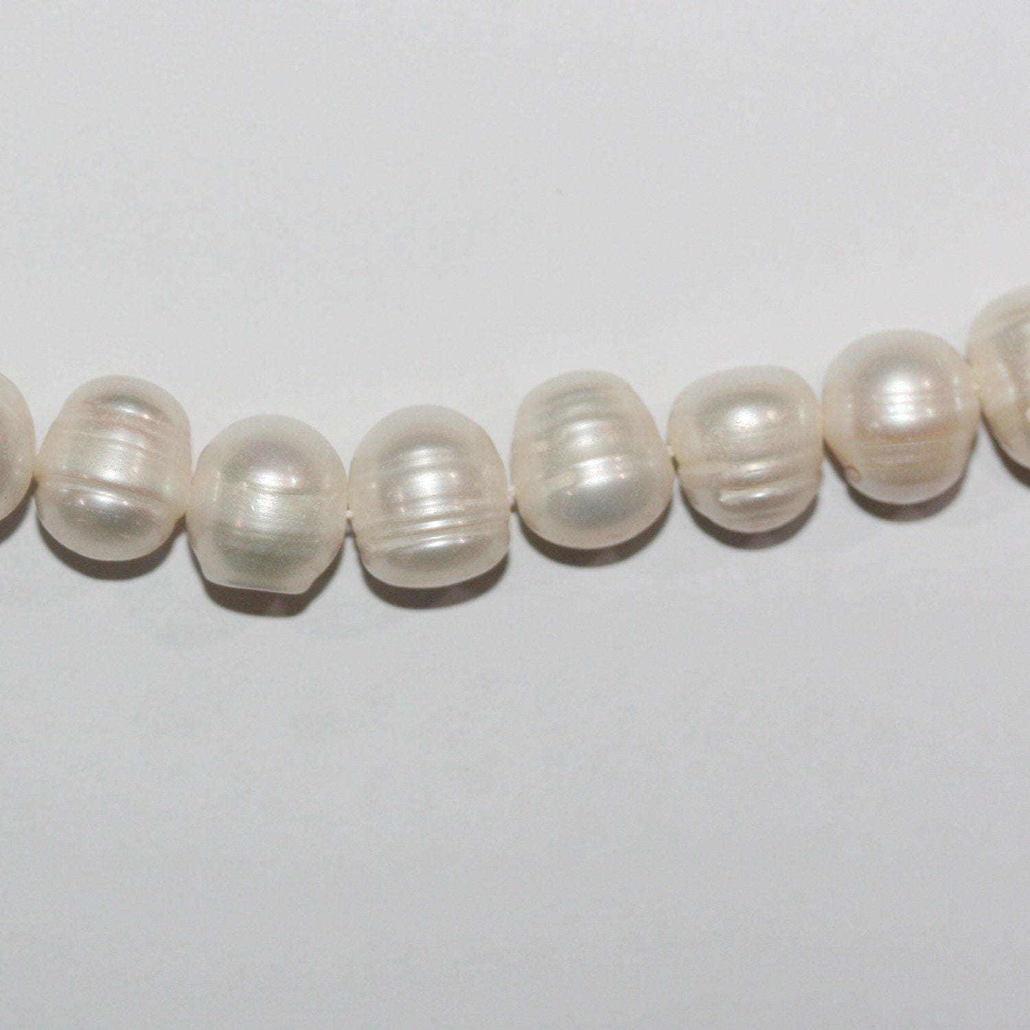 Perles rondes d'eau douce de 15 pouces (9-10 mm) - Fil de 38 cm. - Perles naturelles à prix de gros.