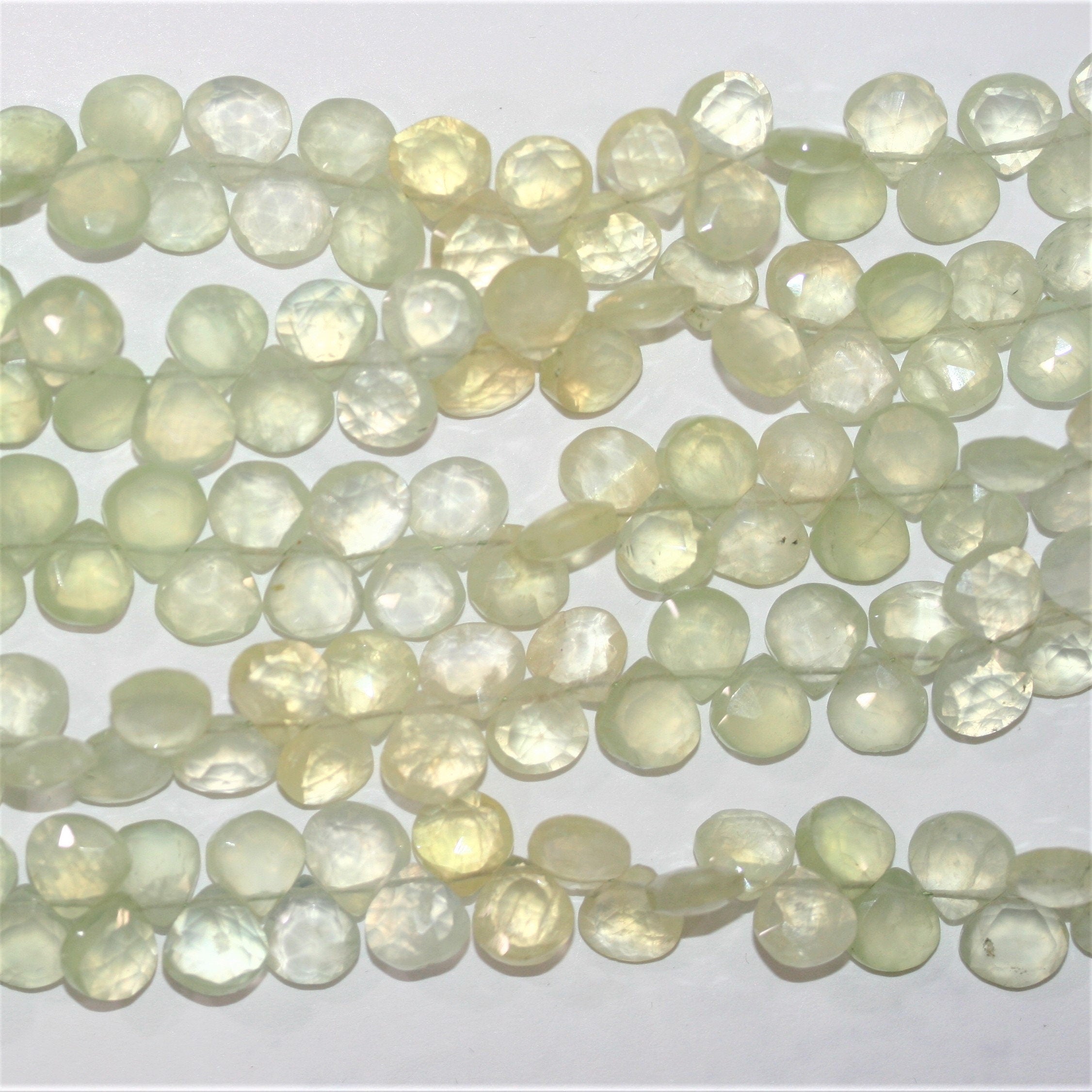 Perles en forme de goutte à facettes en préhnite de 8 pouces, 7 x 8 mm. - Fil de 20 cm.