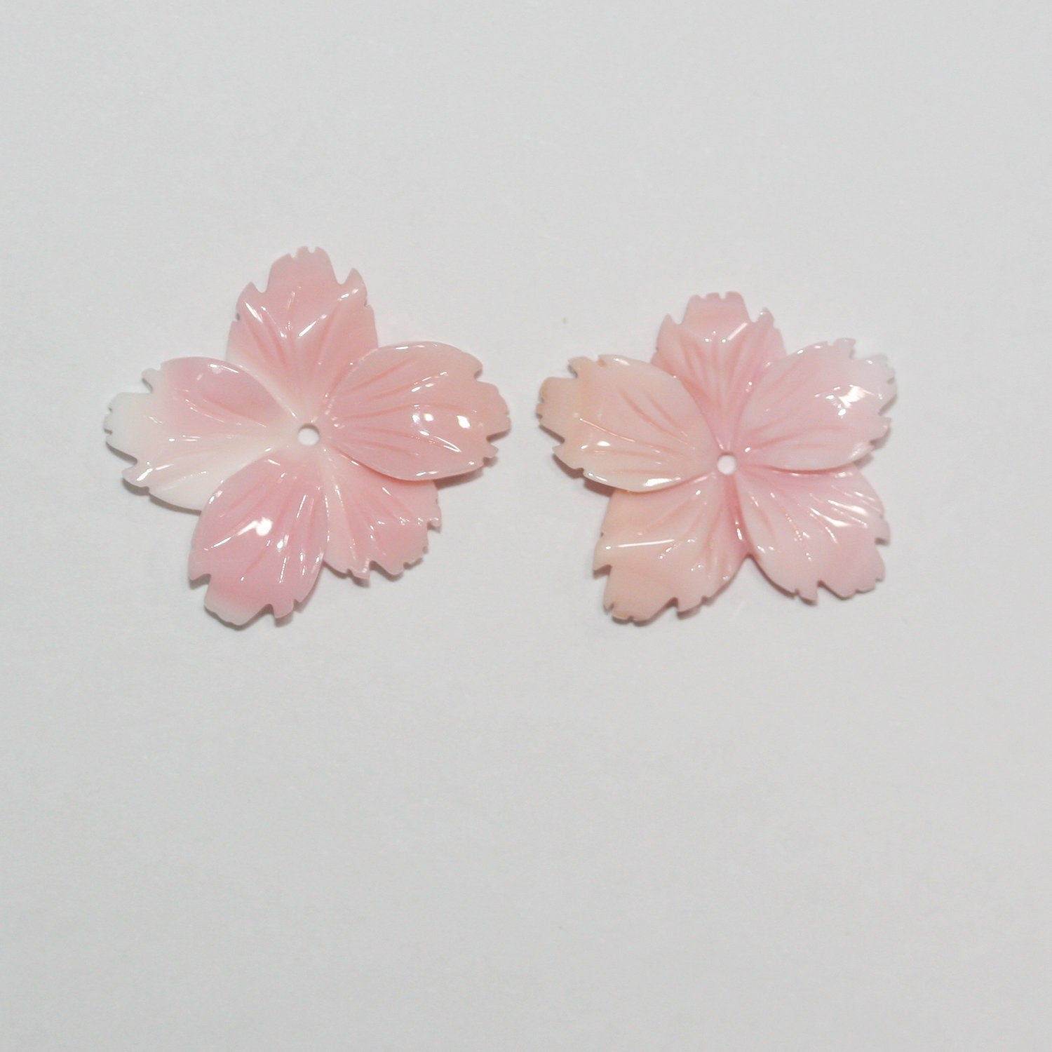 Pendentif feuille de coquillage rose naturel (1 paire) 20 mm environ.