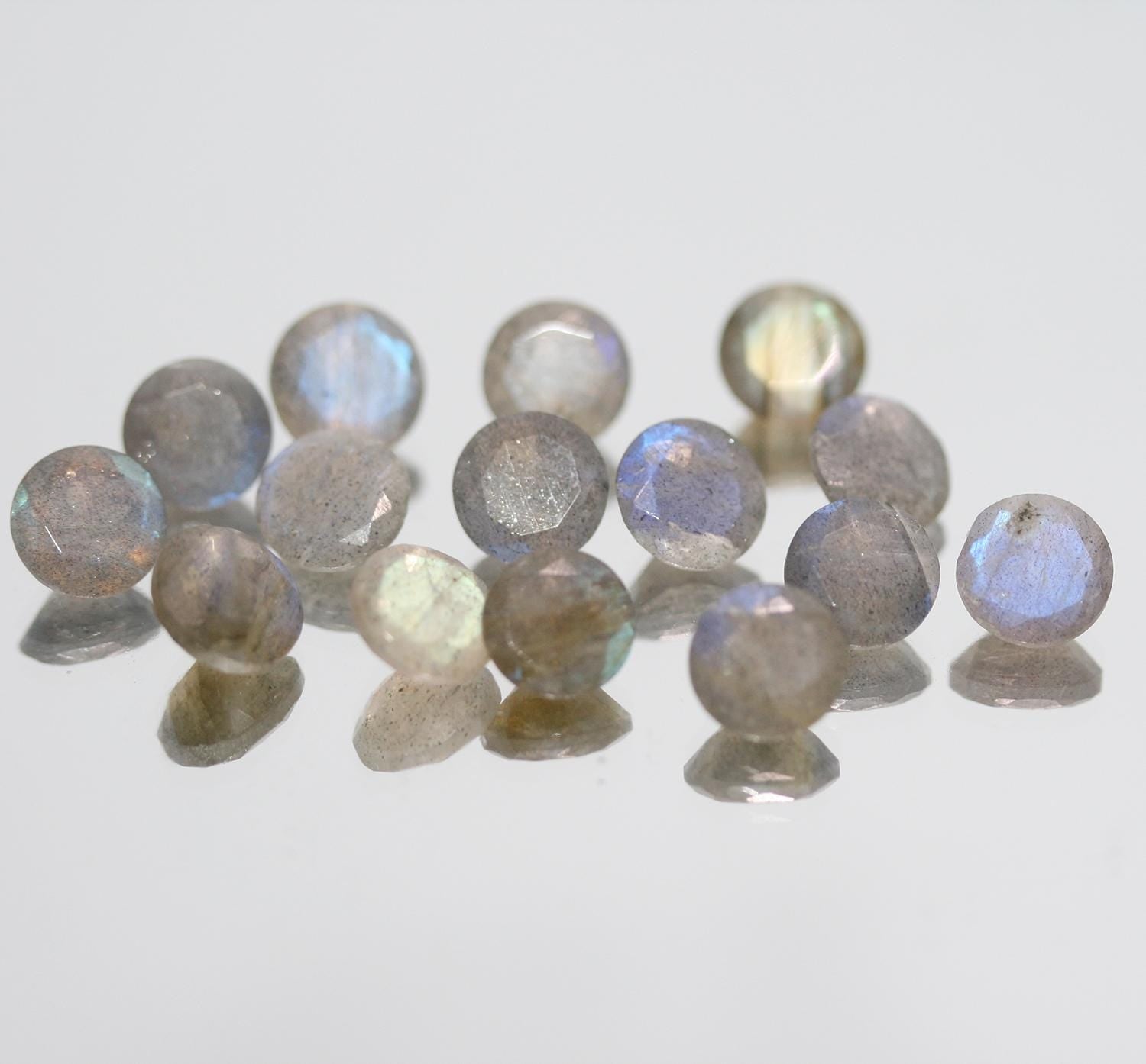 Lot de 15 pièces de labradorite facettée ronde de 7 mm. (15 pièces).
