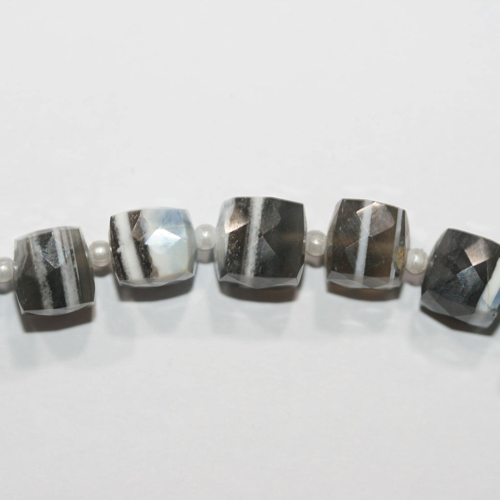 Cuentas cúbicas facetadas de ópalo azul de 8" (7-8 mm). Hilo de 20 cm aproximadamente.