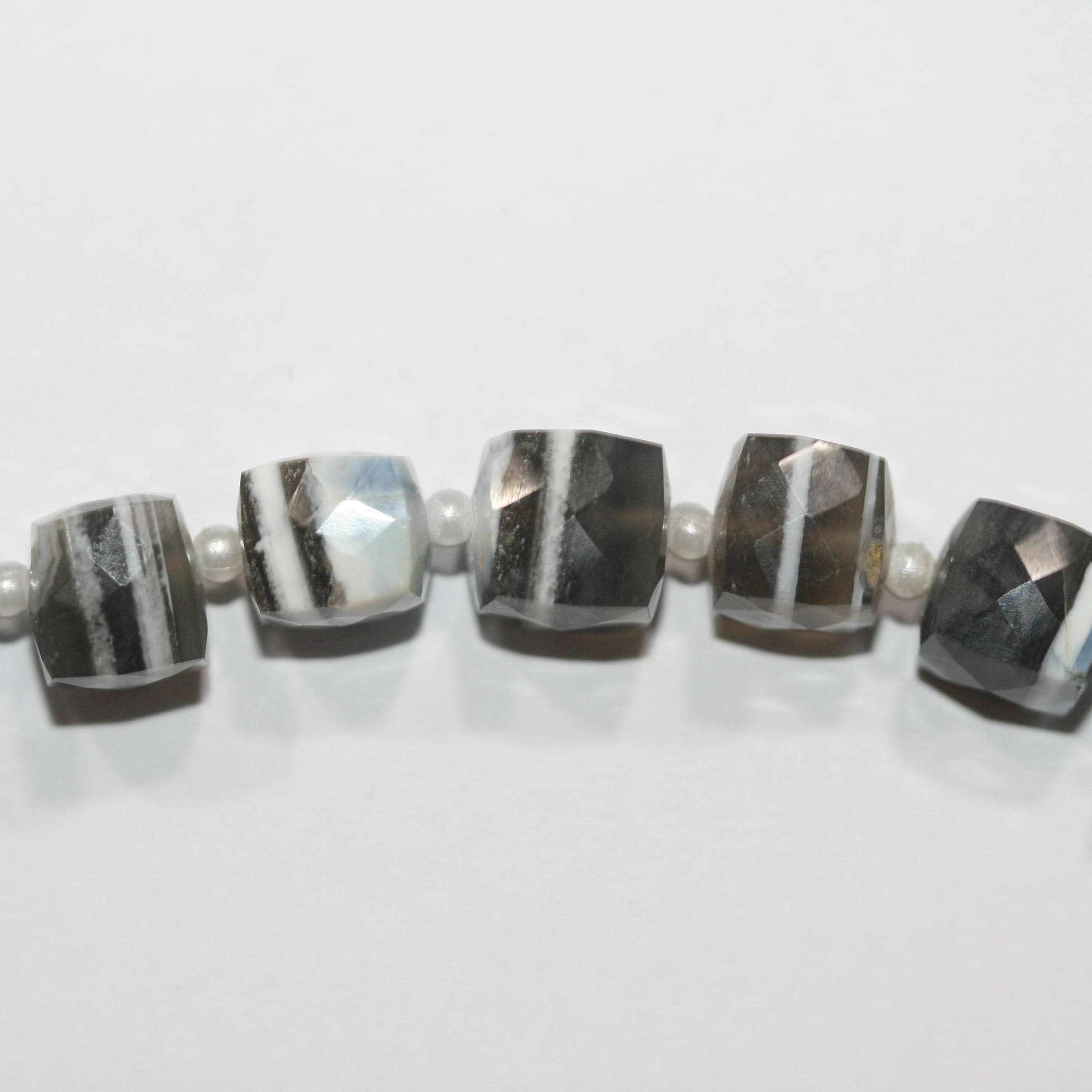 Cuentas cúbicas facetadas de ópalo azul de 8" (7-8 mm). Hilo de 20 cm aproximadamente.