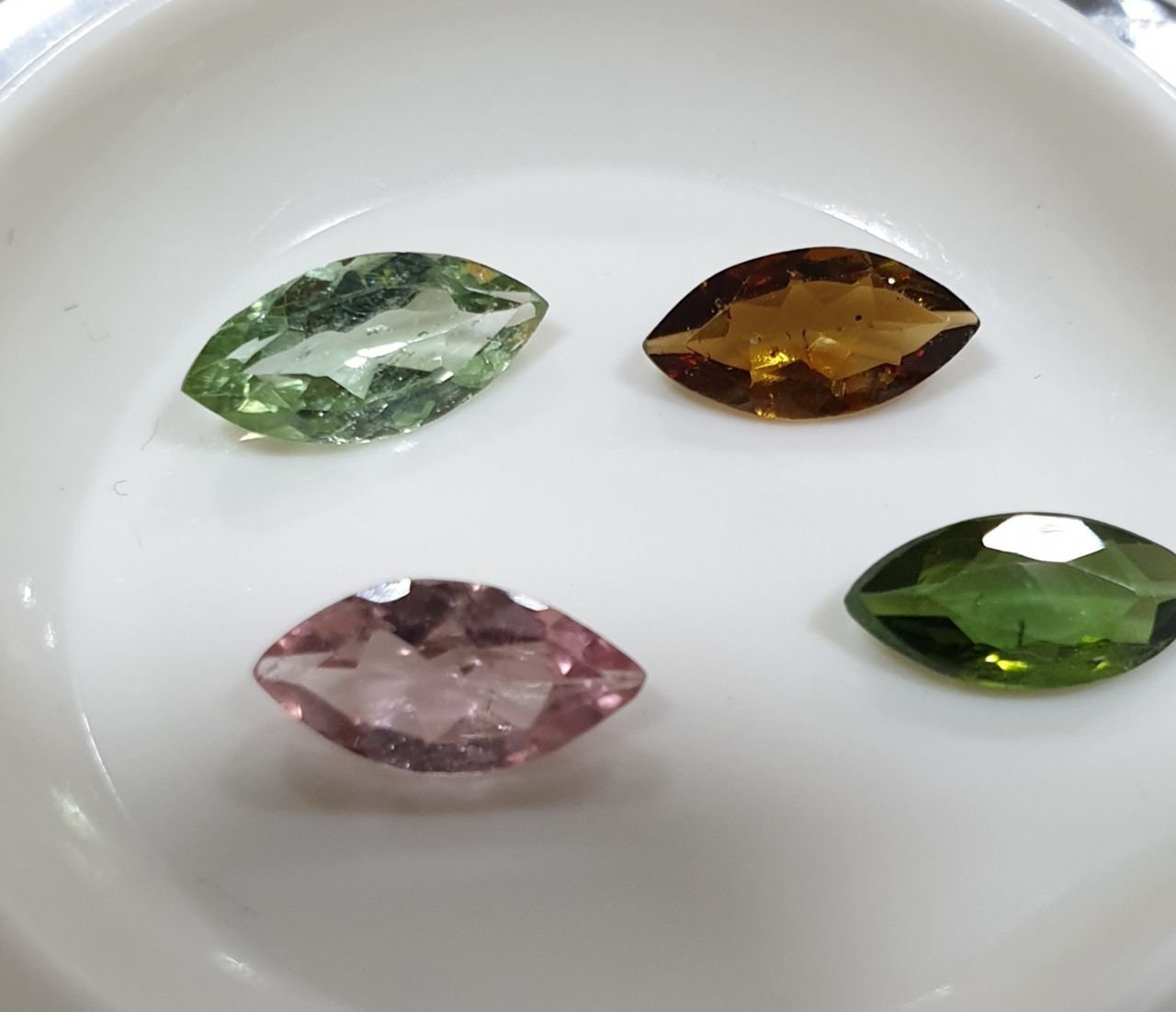 Lot de tourmalines multicolores à facettes en forme de marquise 9 x 4,5 mm (4 pièces) - Pierres précieuses en vrac - Prix de gros - Gemmes naturelles