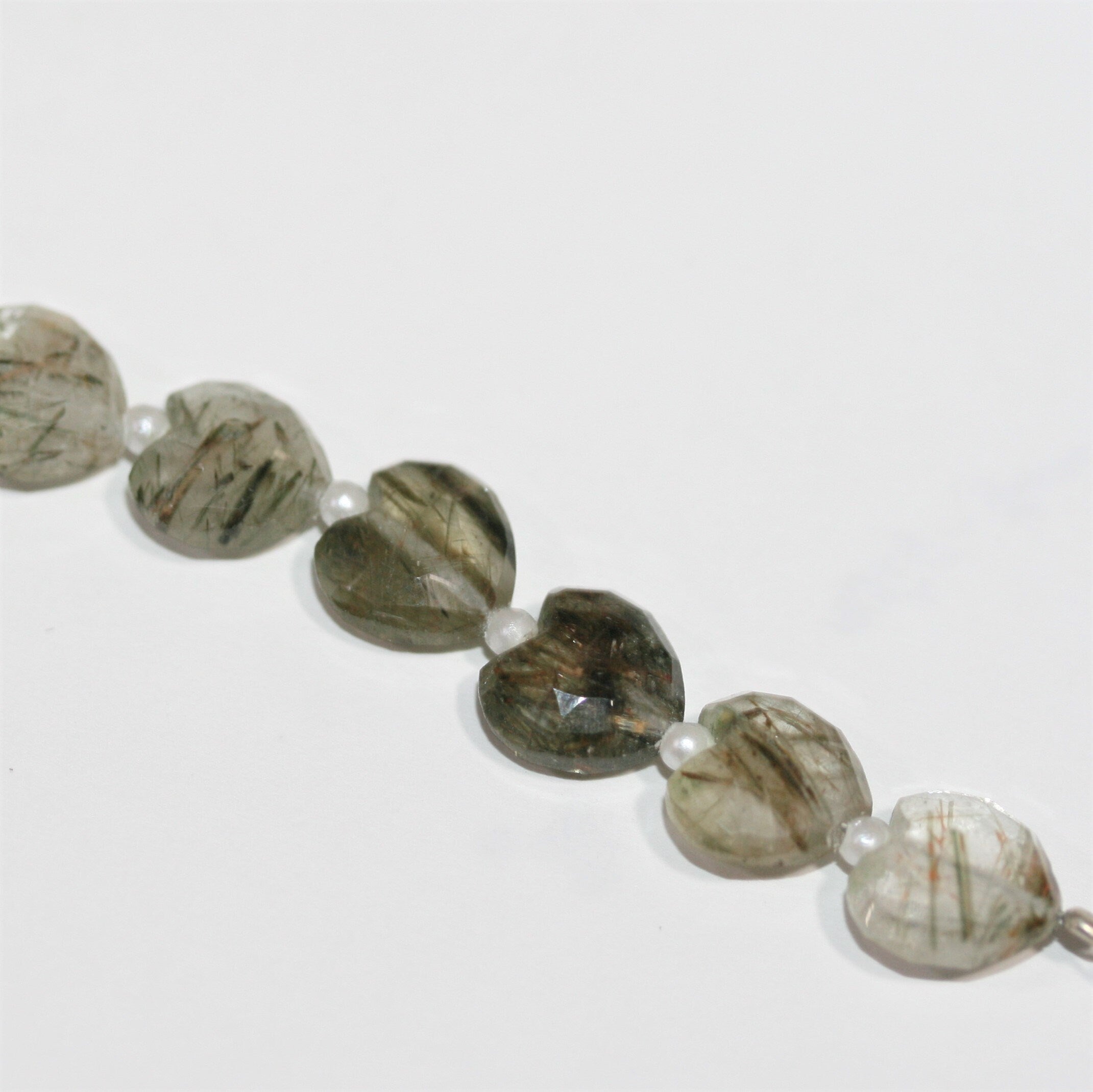 Cuentas de corazón facetadas de cuarzo turmalinado de 7" de St. 8 x 10 mm - Hilo de 17 cm.