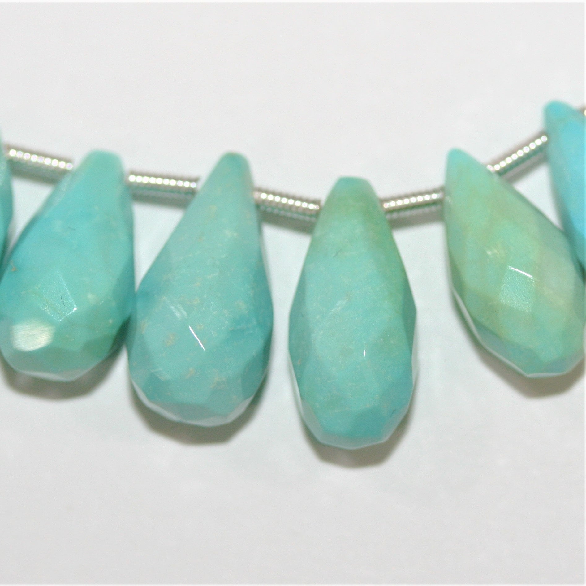 Perles en turquoise St à facettes graduées de 9 pouces, 16 x 8,5 à 10 x 6 mm. Environ.