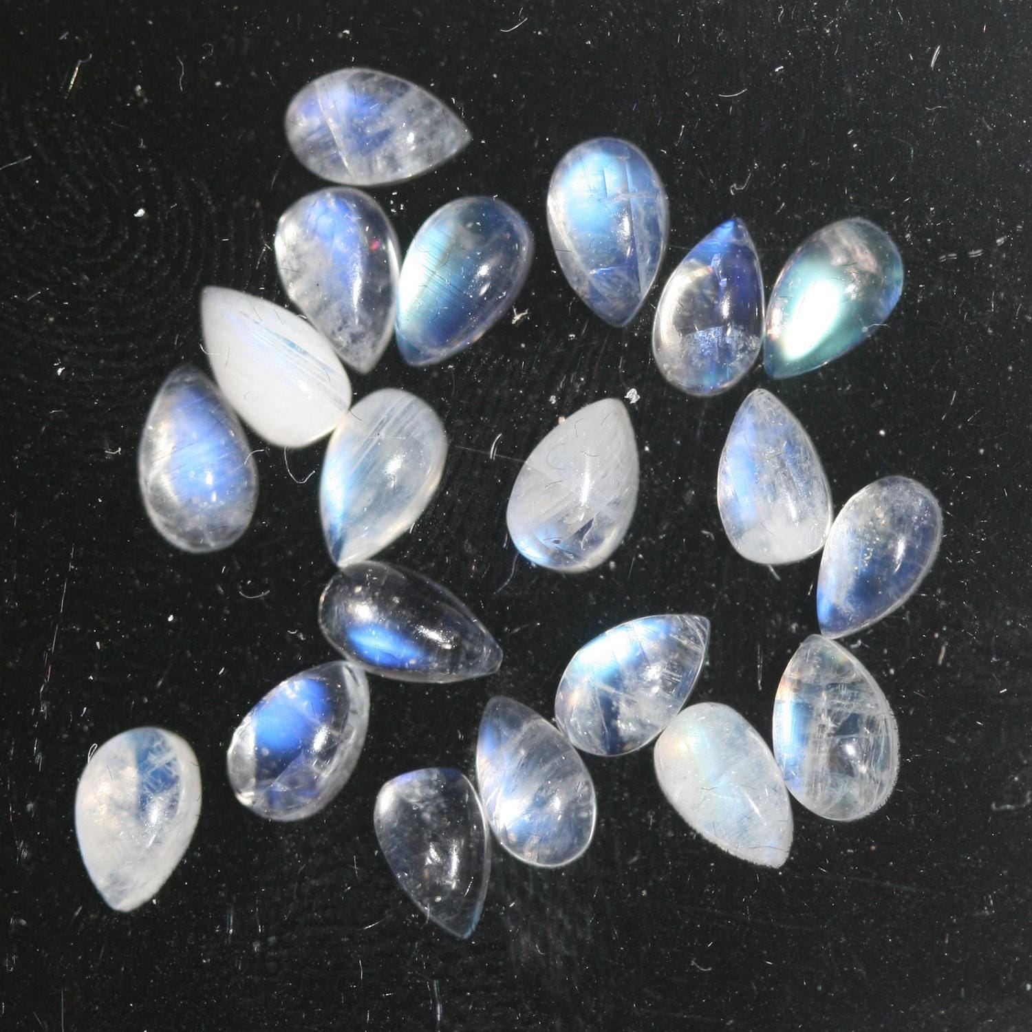 Pierre de lune bleue feu AAA Cabochon lisse en forme de goutte 5x3mm (20 pièces).