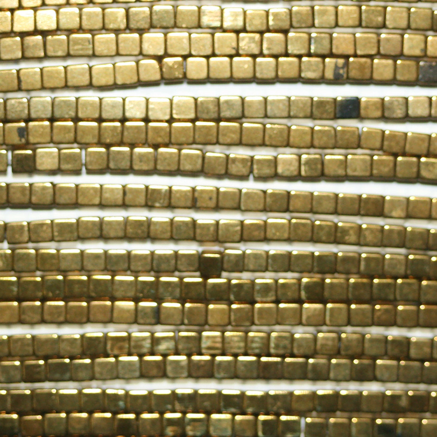 Cuentas cúbicas lisas de hematita dorada de 16" (2 mm) - Hilo de 40 cm