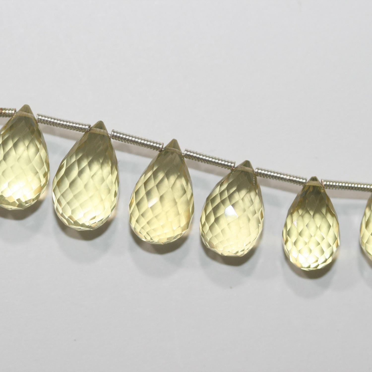 Perles en quartz citron St facettées en forme de goutte, dégradées, 16 x 9 mm - 10 x 5 mm. Longueur approximative : 22 cm. Réf. 14942