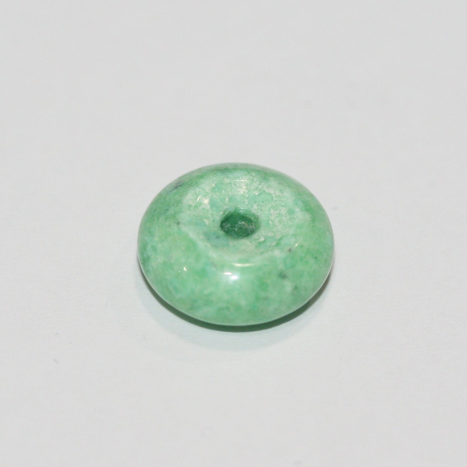 Pendentif disque en forme de beignet lisse en variscite 14 mm.