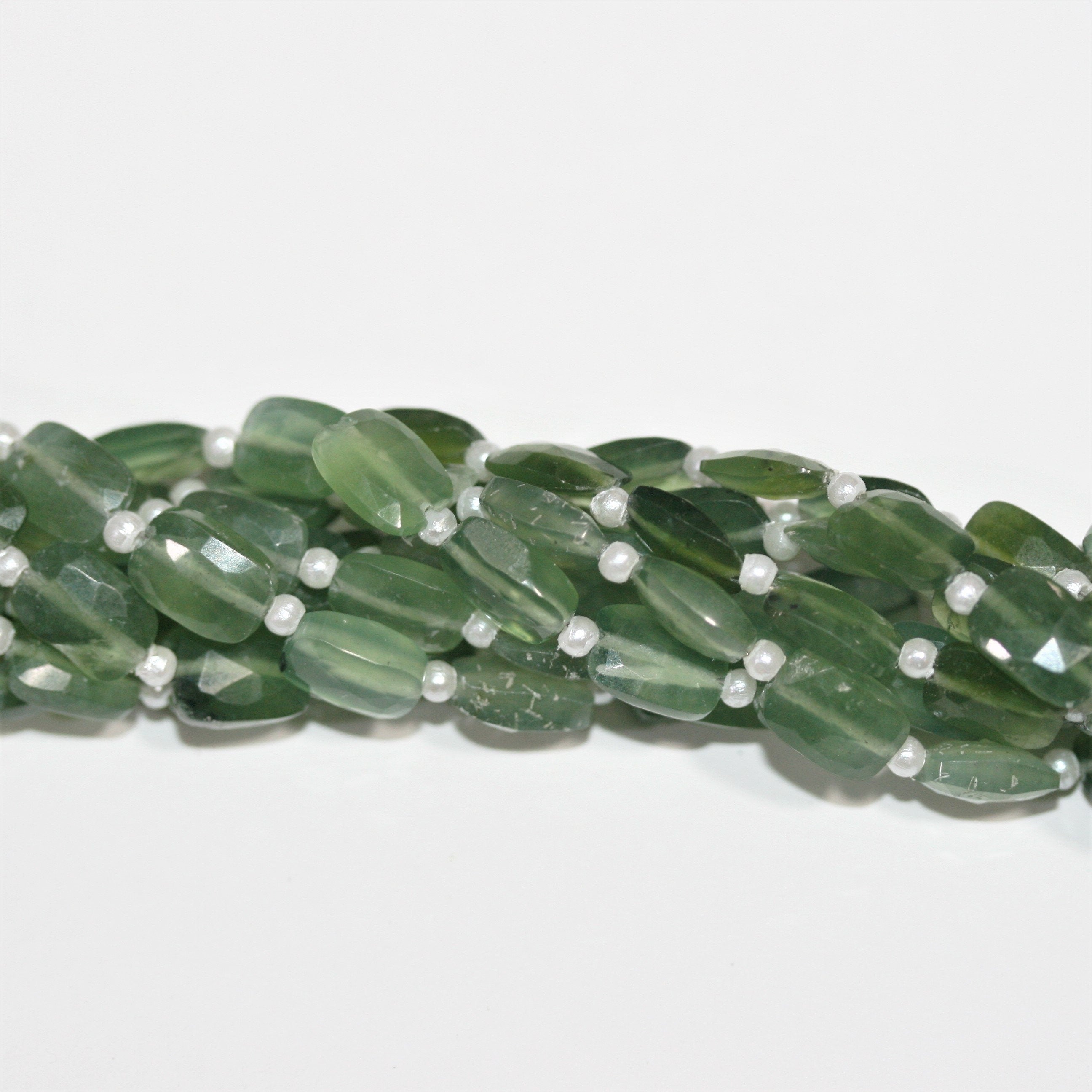 Cuentas rectangulares facetadas de serpentina de Santa de 7" de 9 x 6 mm, hilo de 18 cm.