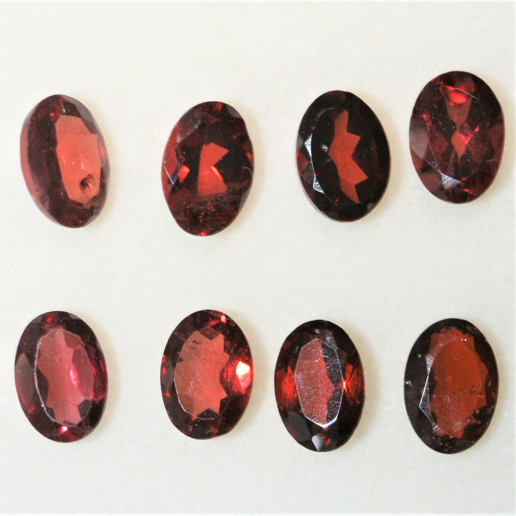 Lote de 8 granates ovalados facetados de 7 x 5 mm. (8 piezas)