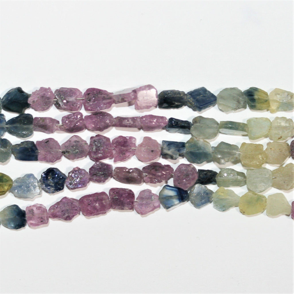 Collier de perles plates irrégulières en saphir multicolore de 8 pouces (environ 6-7 mm). Longueur du fil : 20 cm environ.