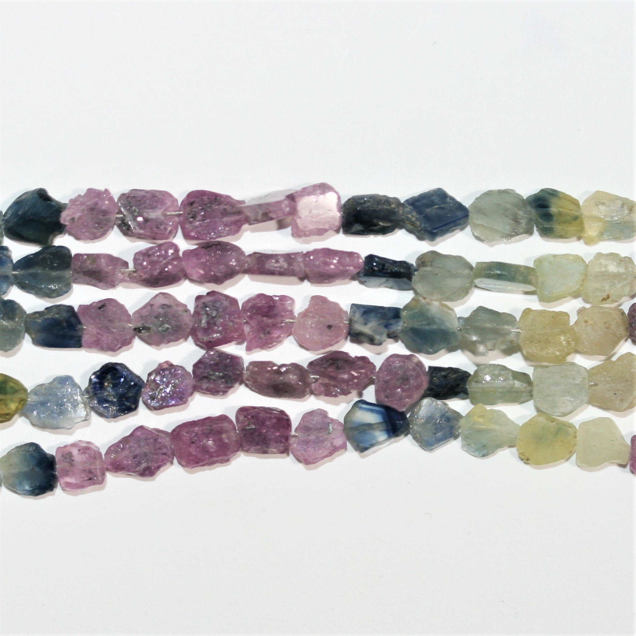 Collier de perles plates irrégulières en saphir multicolore de 8 pouces (environ 6-7 mm). Longueur du fil : 20 cm environ.