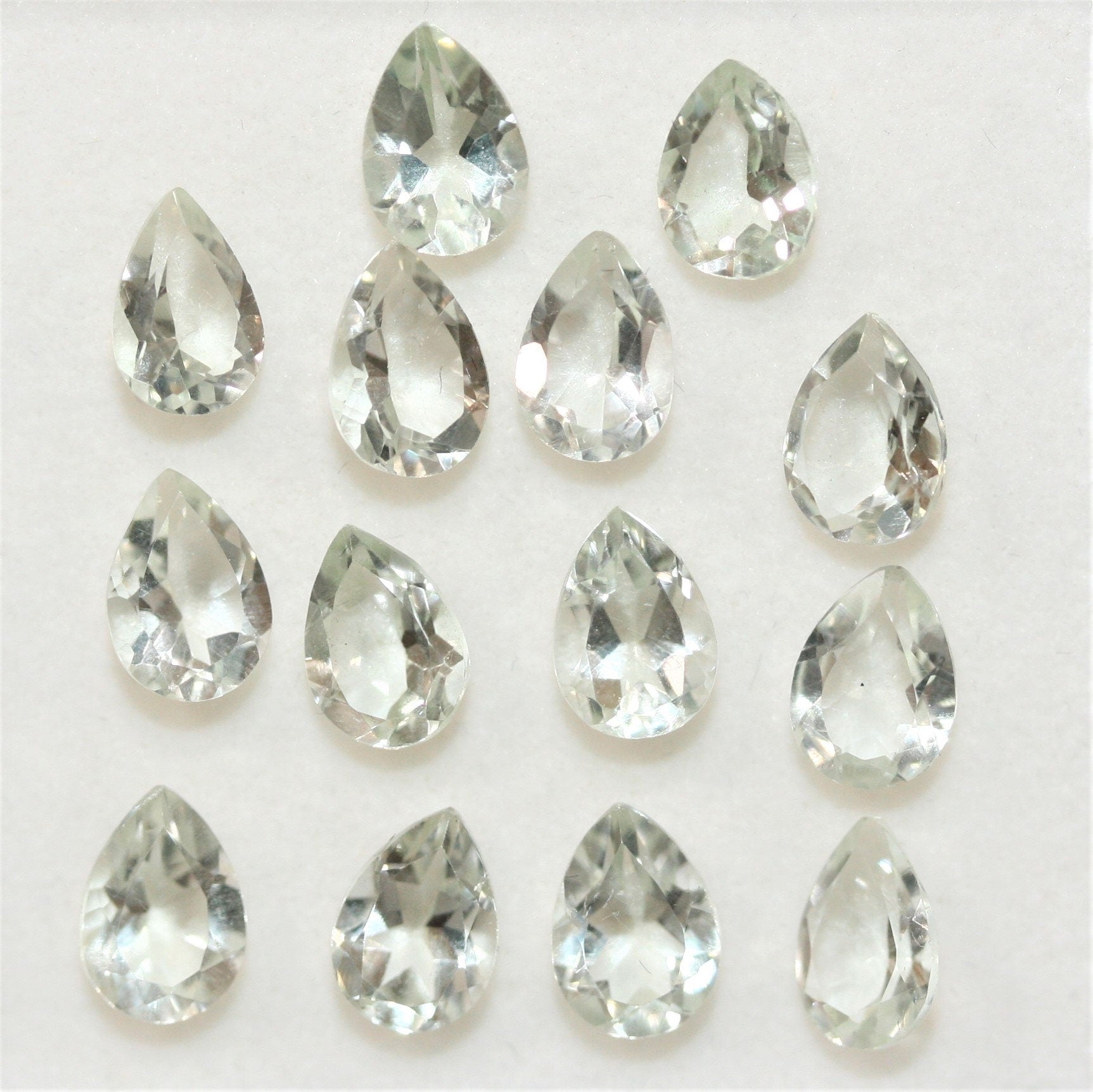 Lot de 14 gouttes de prasiolite à facettes de 7 x 5 mm.
