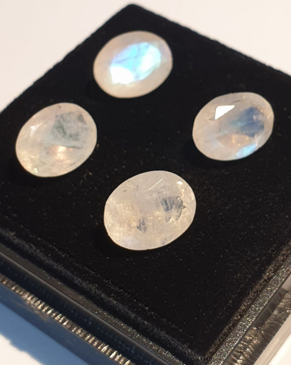 Lote de 4 piezas de piedra lunar facetada ovalada de 9 x 7 mm, color azul fuego, lote de 4 piezas de piedra lunar facetada ovalada con culet