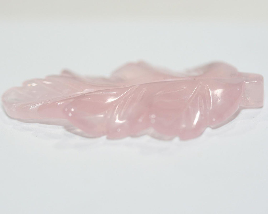 Pendentif feuille sculptée en quartz rose (1 paire) 42 x 28 mm environ. Réf. 14795