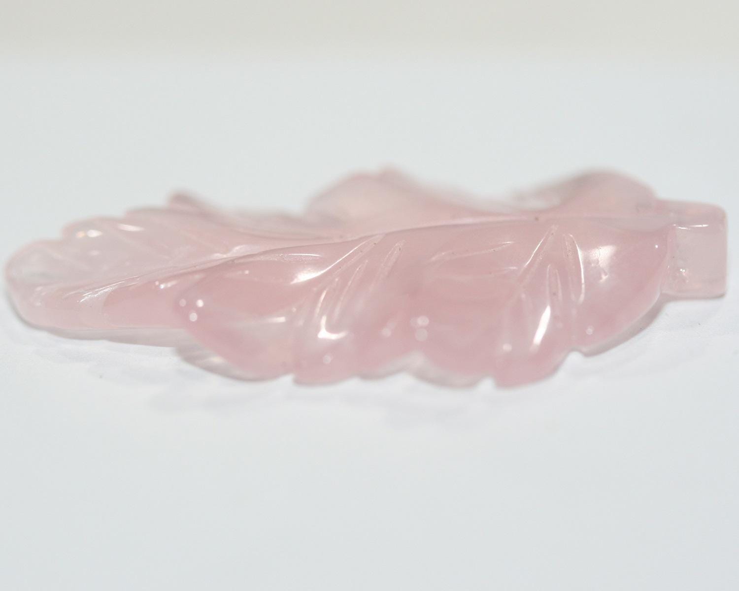 Pendentif feuille sculptée en quartz rose (1 paire) 42 x 28 mm environ. Réf. 14795