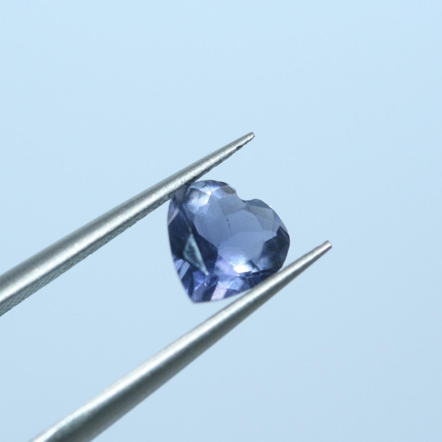 Lot de 8 cœurs à facettes en iolite de 7 mm.