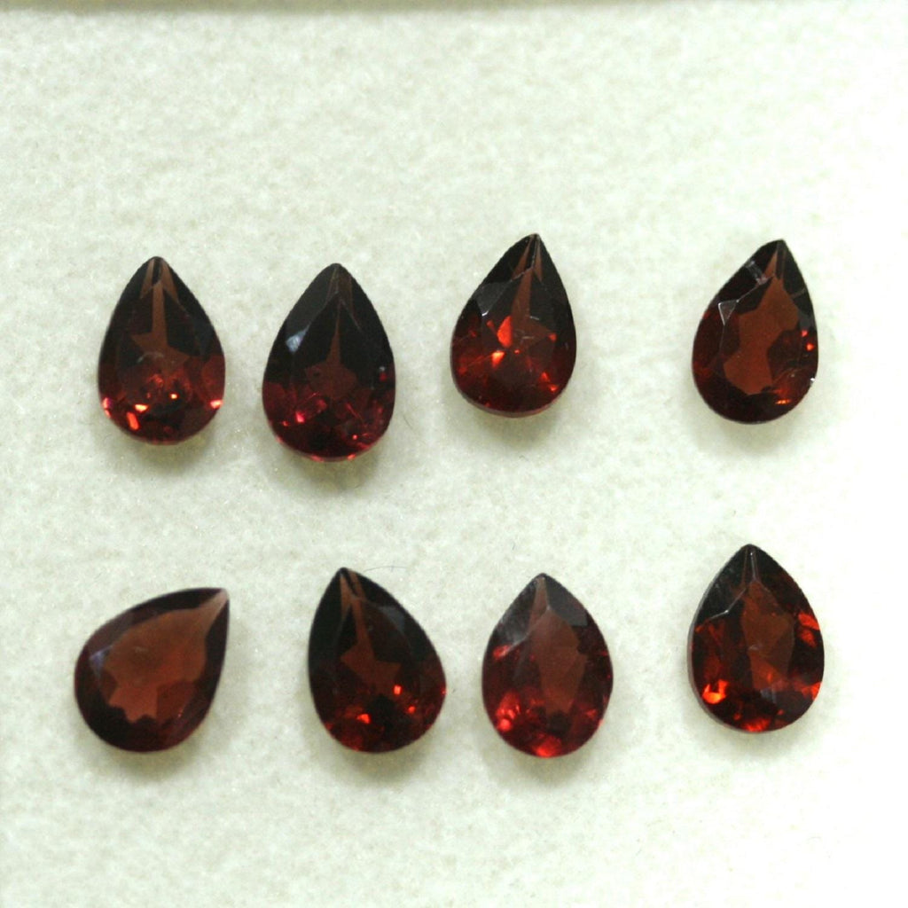 Lot de 8 grenats taillés en goutte, 7 x 5 mm. - Pierres précieuses de qualité supérieure, vente en gros.