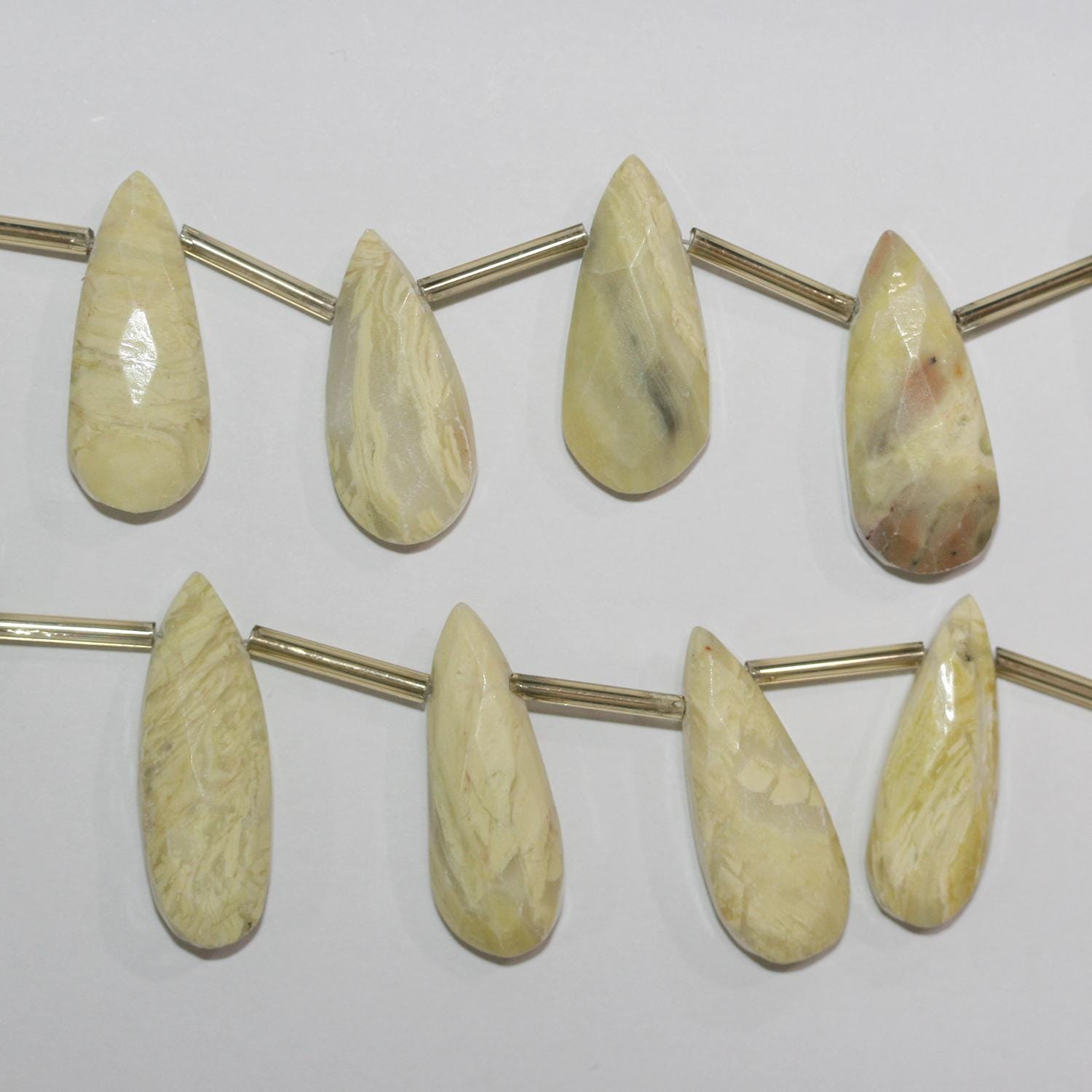 Perles en forme de goutte à facettes en serpentine de 9 pouces (30 x 12 mm). Longueur approximative du fil : 22 cm.