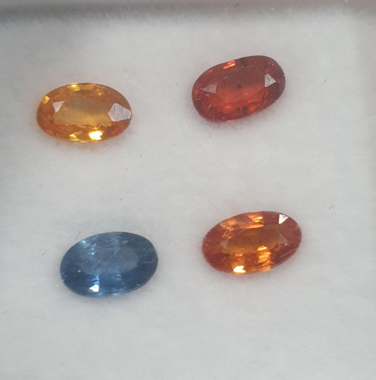Lote de 4 zafiros multicolores facetados ovalados de 5 x 3 mm - Paquetes de piedras preciosas - Piedras sueltas al por mayor - Gemas naturales