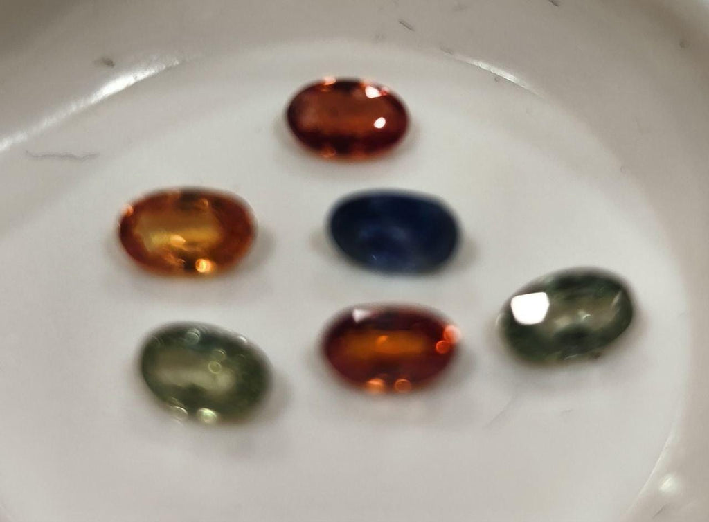 Lote de 6 zafiros multiformatos naturales ovalados de 5 x 3 mm (azul, rojo, amarillo y verde). Piedras de alta calidad.