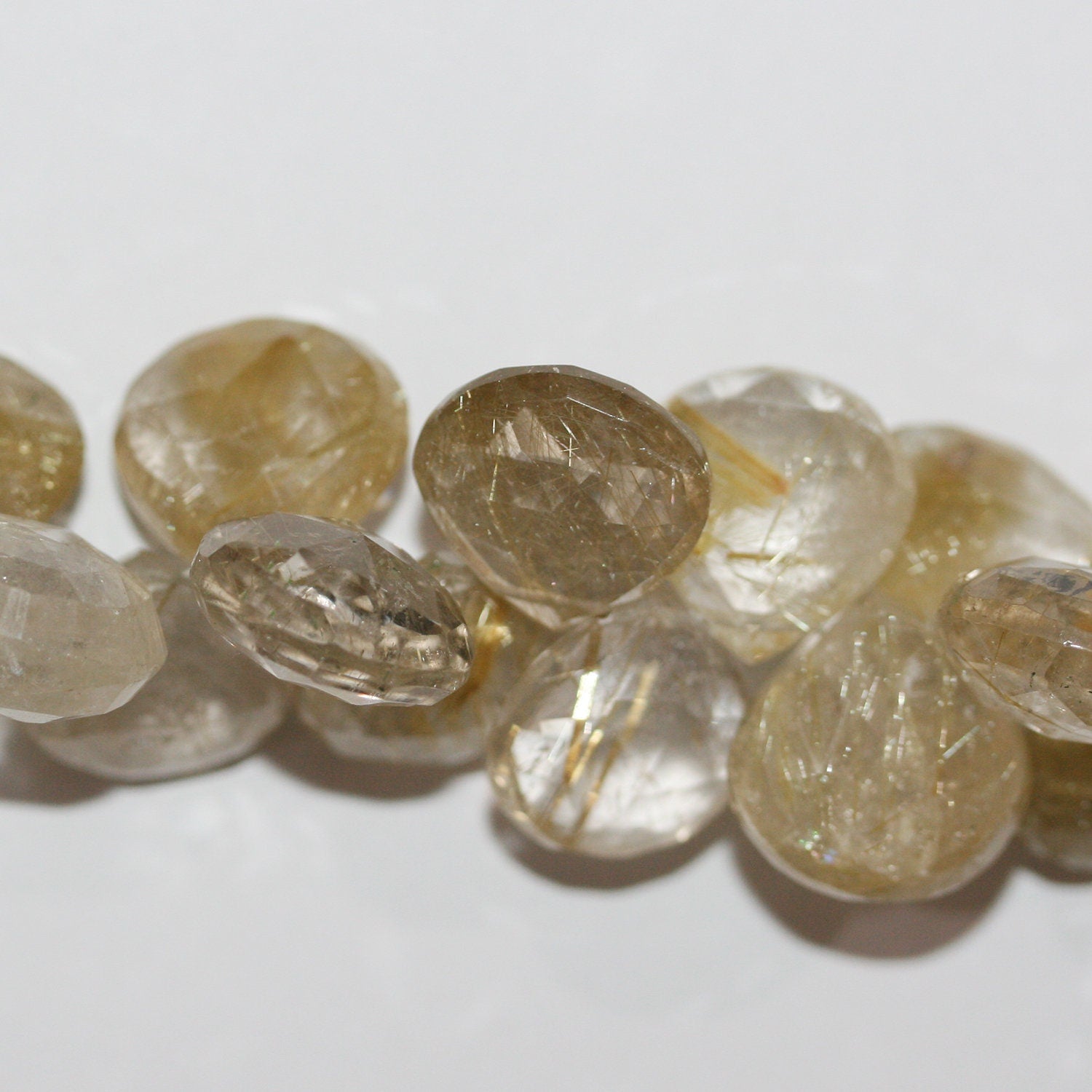 Perles en quartz rutile St de 8 pouces, à facettes graduées de 14 à 16 mm. Longueur du fil : environ 20 cm.