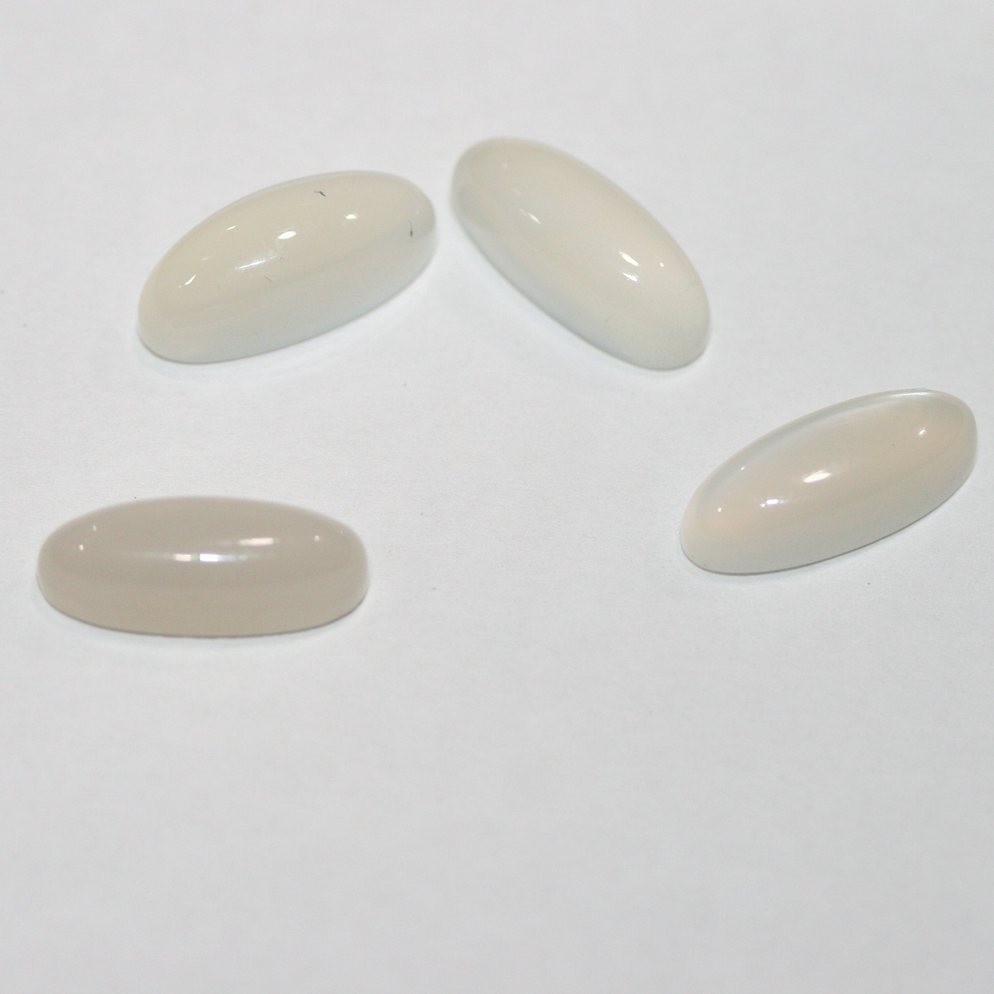 Lote de 4 cabujones de piedra lunar marquesa de 15 x 6 mm. (4 piezas)