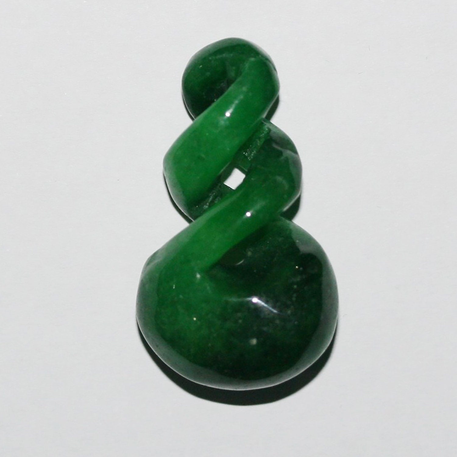 Pendentif en jade vert 34x18mm.