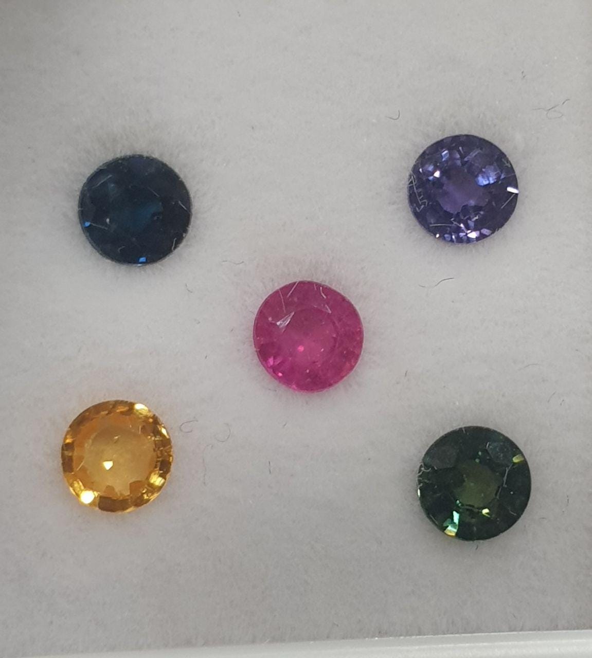 Lote de 5 zafiros multicolores calibrados de corte brillante redondo (rojo, verde, azul, amarillo y morado, 3,6-3,8 mm) - Lote de 5 unidades - Venta al por mayor