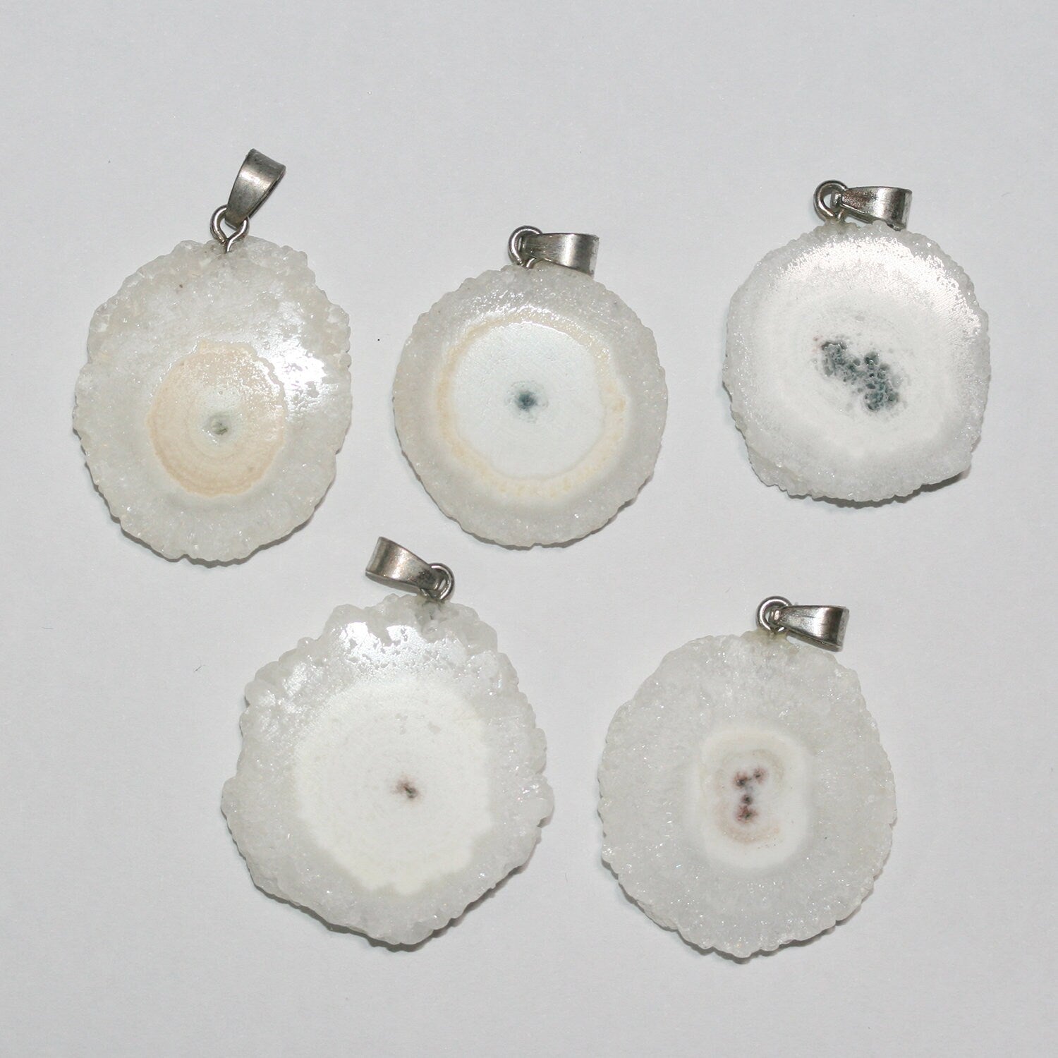 Pendentif plat irrégulier en quartz solaire 25-32 mm environ (1 pièce)