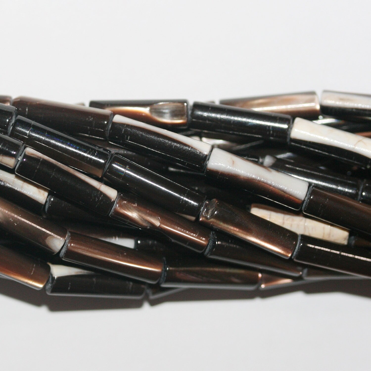 Perles cylindriques lisses en nacre marron, 13 x 4 mm, 15 pouces (38 cm) - Longueur du fil : 39 cm