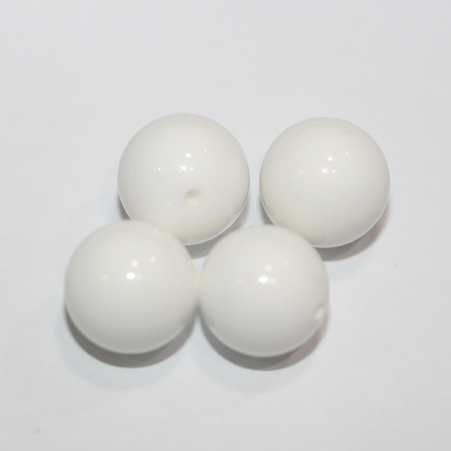 Perles rondes en agate blanche semi-percées de 10 mm (2 paires).