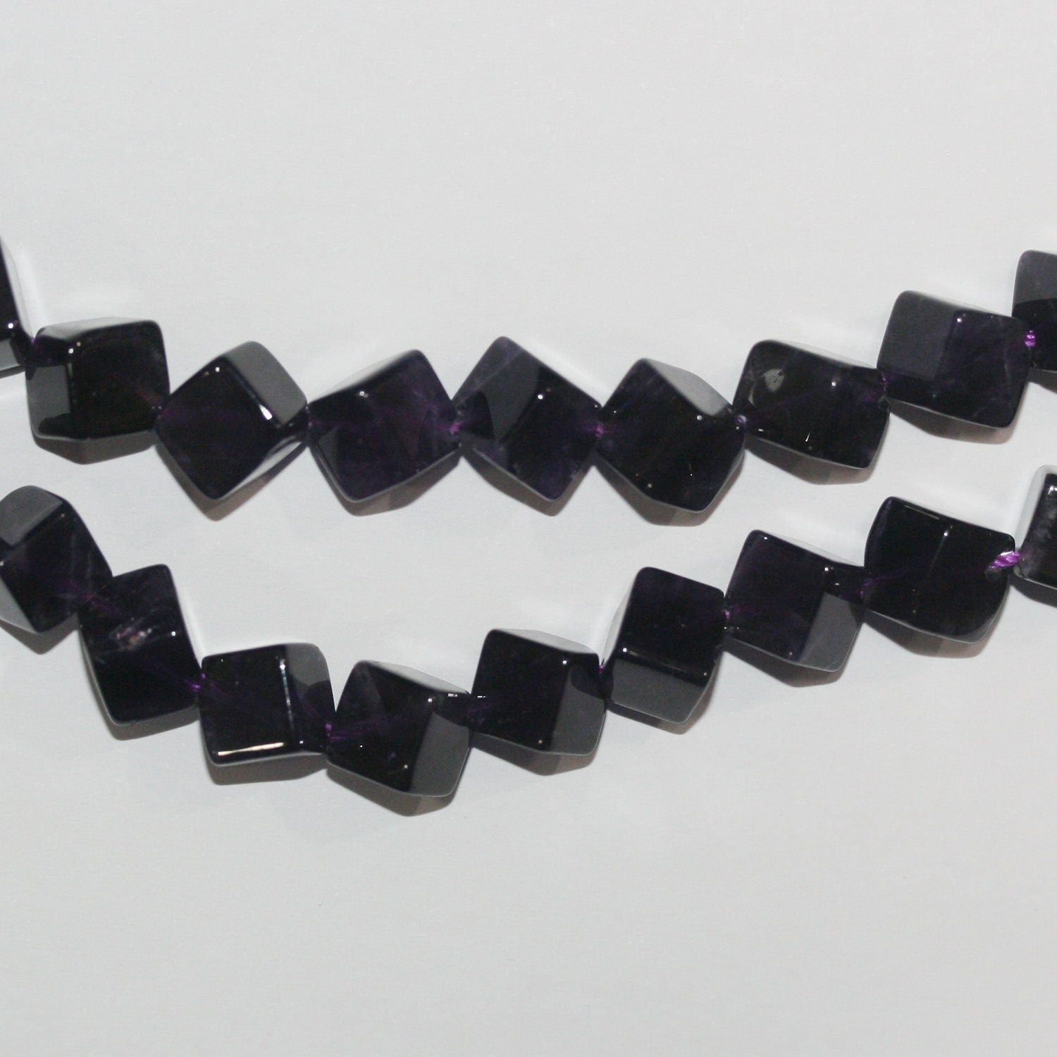 Perles cubiques d'améthyste à faces lisses et percées, 8 mm - Fil de 40 cm
