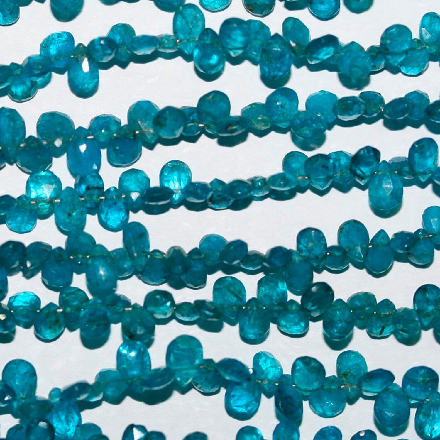 Cuentas de apatita azul cielo facetadas de 18 cm (5 x 3 mm). Hilo de 20 cm aprox.