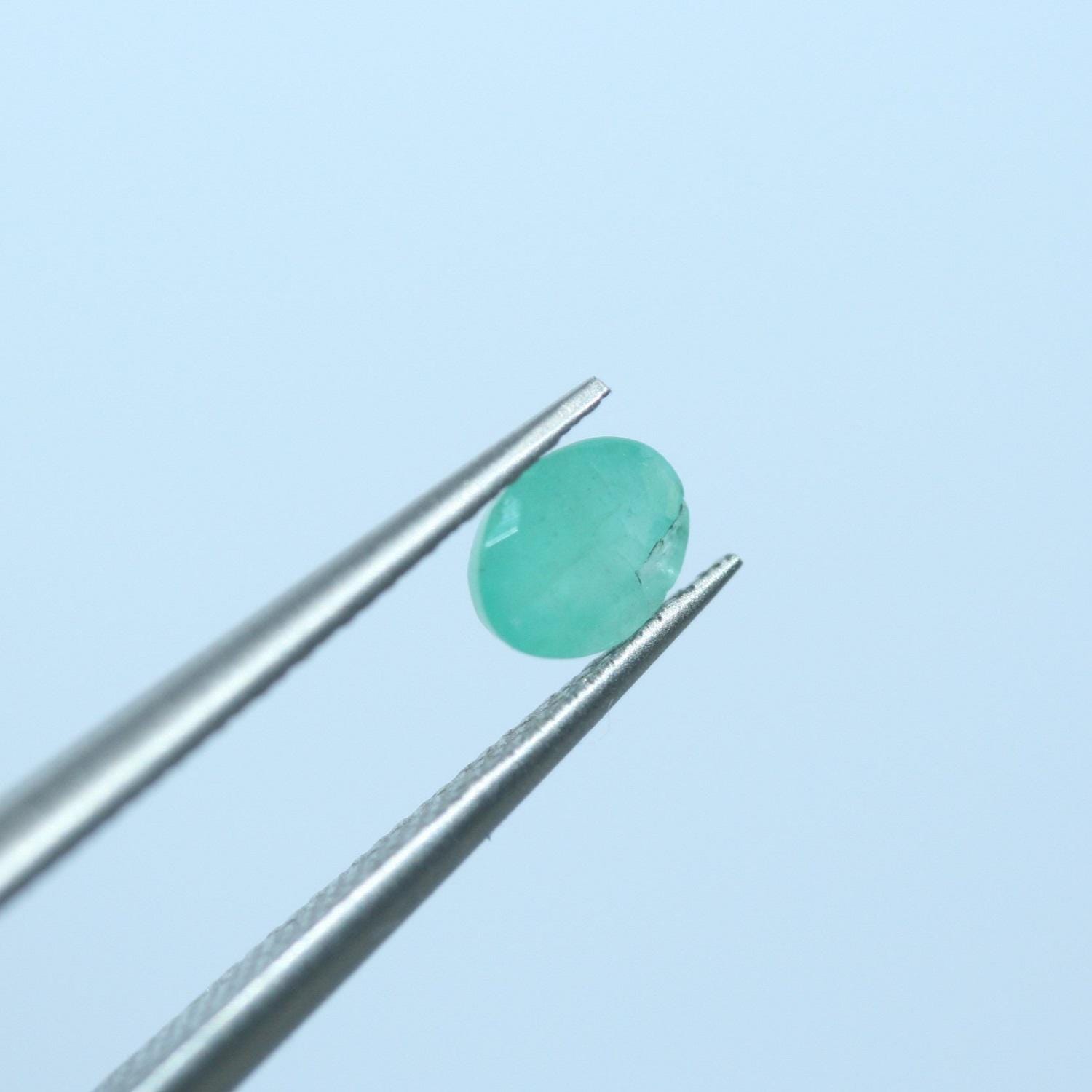 Lot de 15 émeraudes ovales à facettes de 5 x 4 mm.