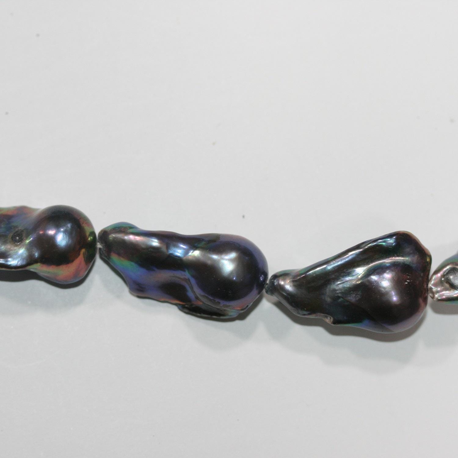 Perle baroque gris foncé d'eau douce, 16 pouces (40 cm), 25 x 12 mm. Longueur du fil : environ 40 cm. Réf. 14784. Perles naturelles à prix de gros.