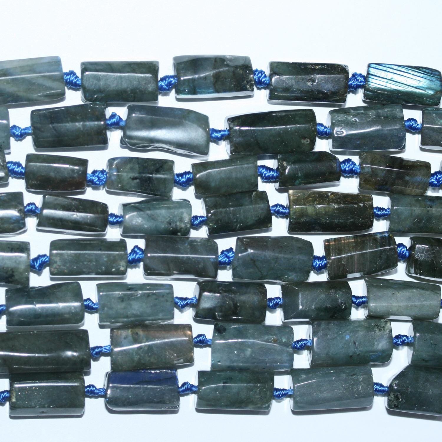 Perles tubulaires lisses en labradorite de Saint-Labrador, 14 x 8 mm environ. Longueur du fil : 39 cm.