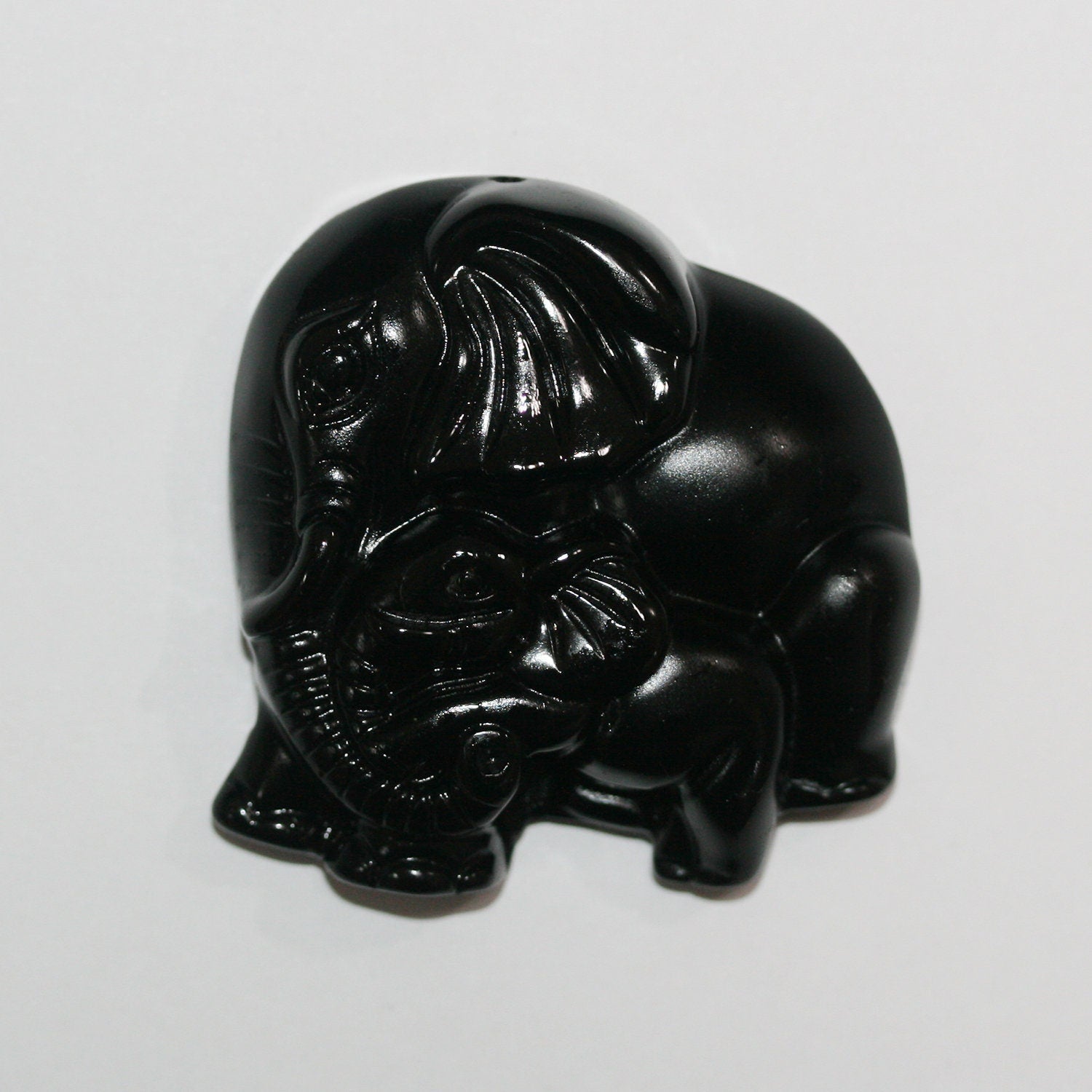 Pendentif éléphant en obsidienne 48x45mm.