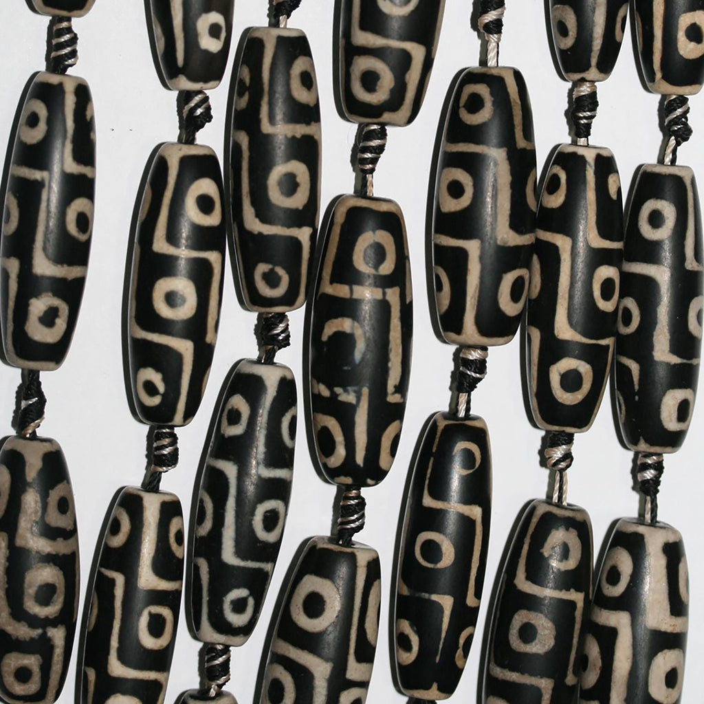 Perles cylindriques lisses en agate noire St de 15 pouces (environ 40 x 14 mm). Longueur du fil : 38 cm.