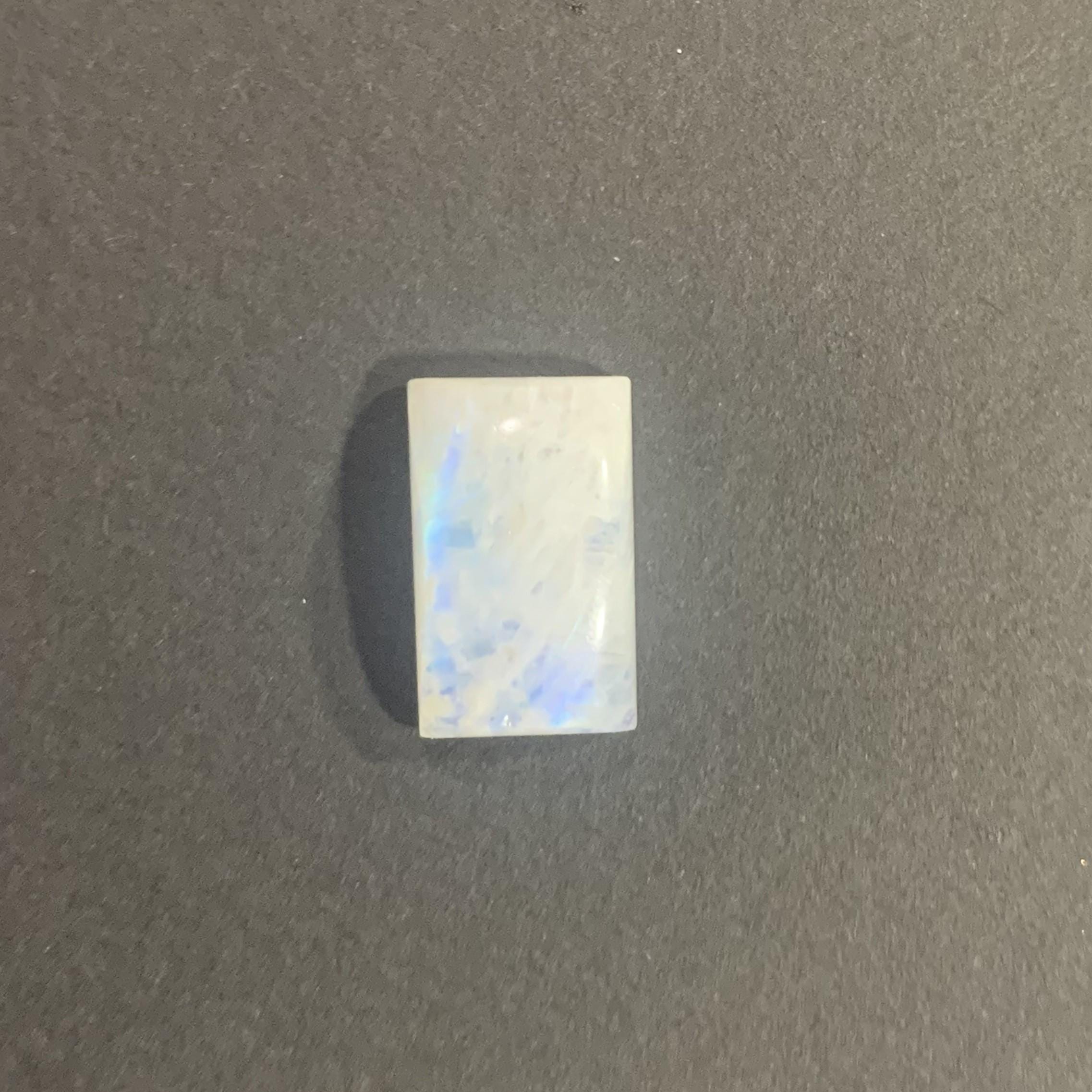 Cabochon rectangulaire en pierre de lune arc-en-ciel de feu bleu AAA 17,5x11 mm. (13,47ct.)