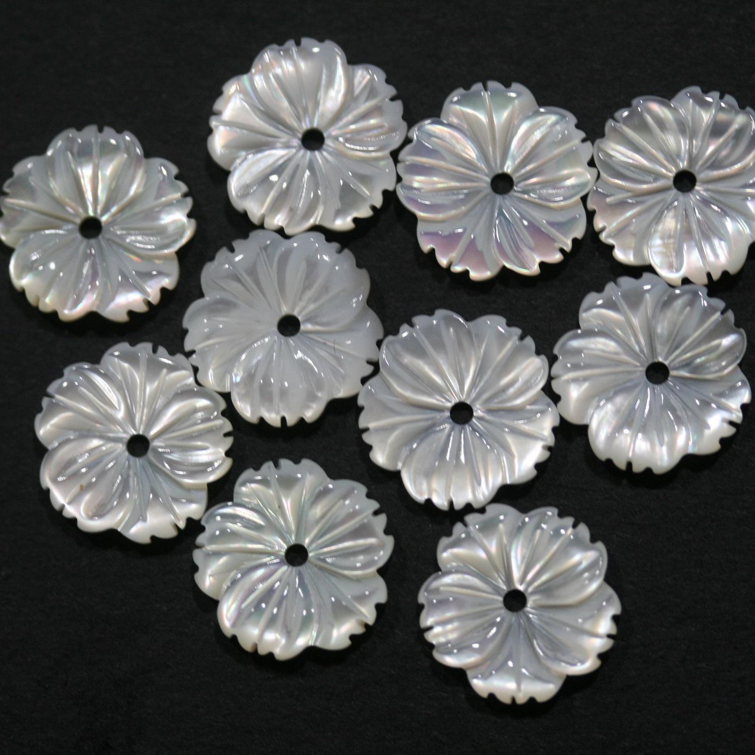 Pendentif en nacre sculptée en forme de fleur, 10 mm (5 paires). Réf. 14826