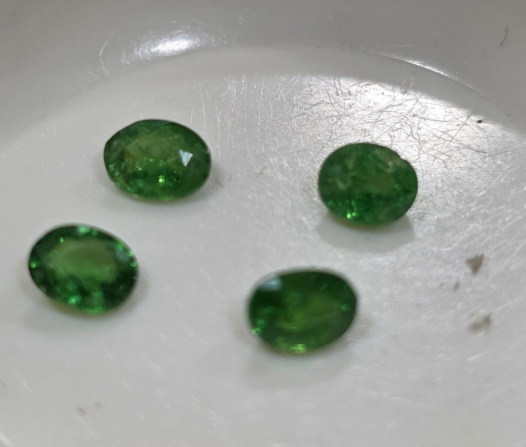 Lote de 4 granates tsavorita facetados ovalados de 4,5 x 3,5 mm. - Paquetes de piedras preciosas - Piedras sueltas al por mayor