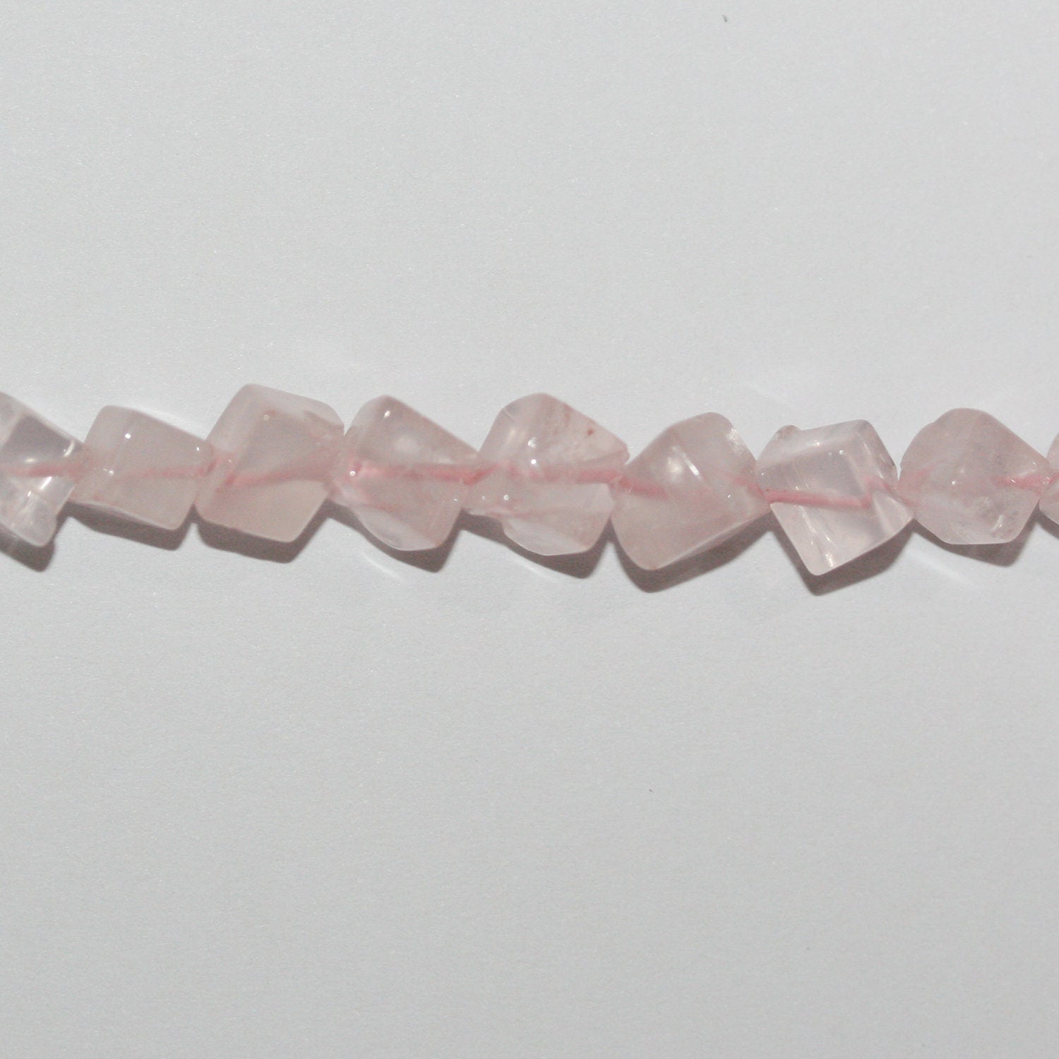 Perles cubiques lisses en quartz rose de 15 pouces, 5-6 mm - Brin de 38 cm.