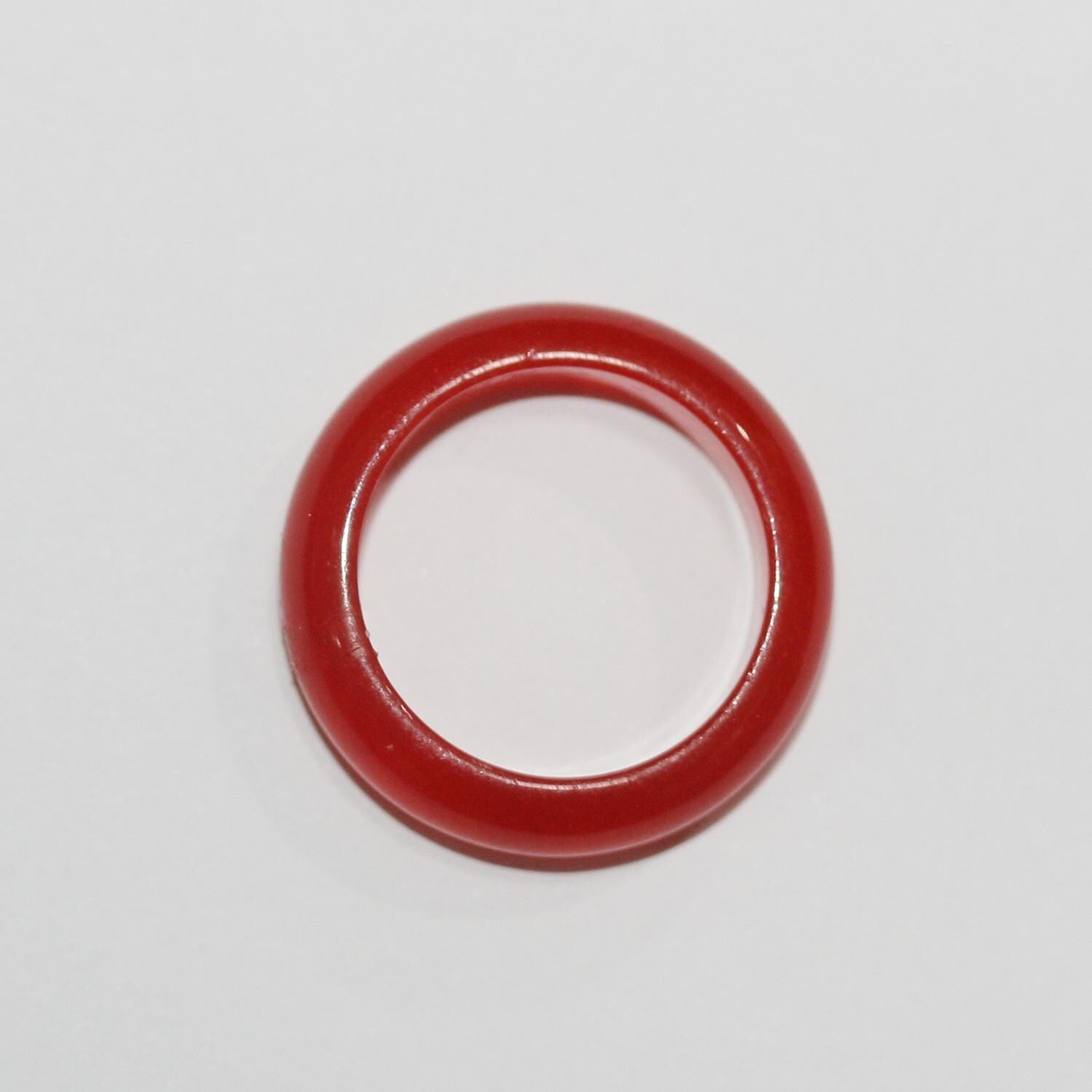 Pendentif créole lisse en quartz rouge 25x6mm (environ).