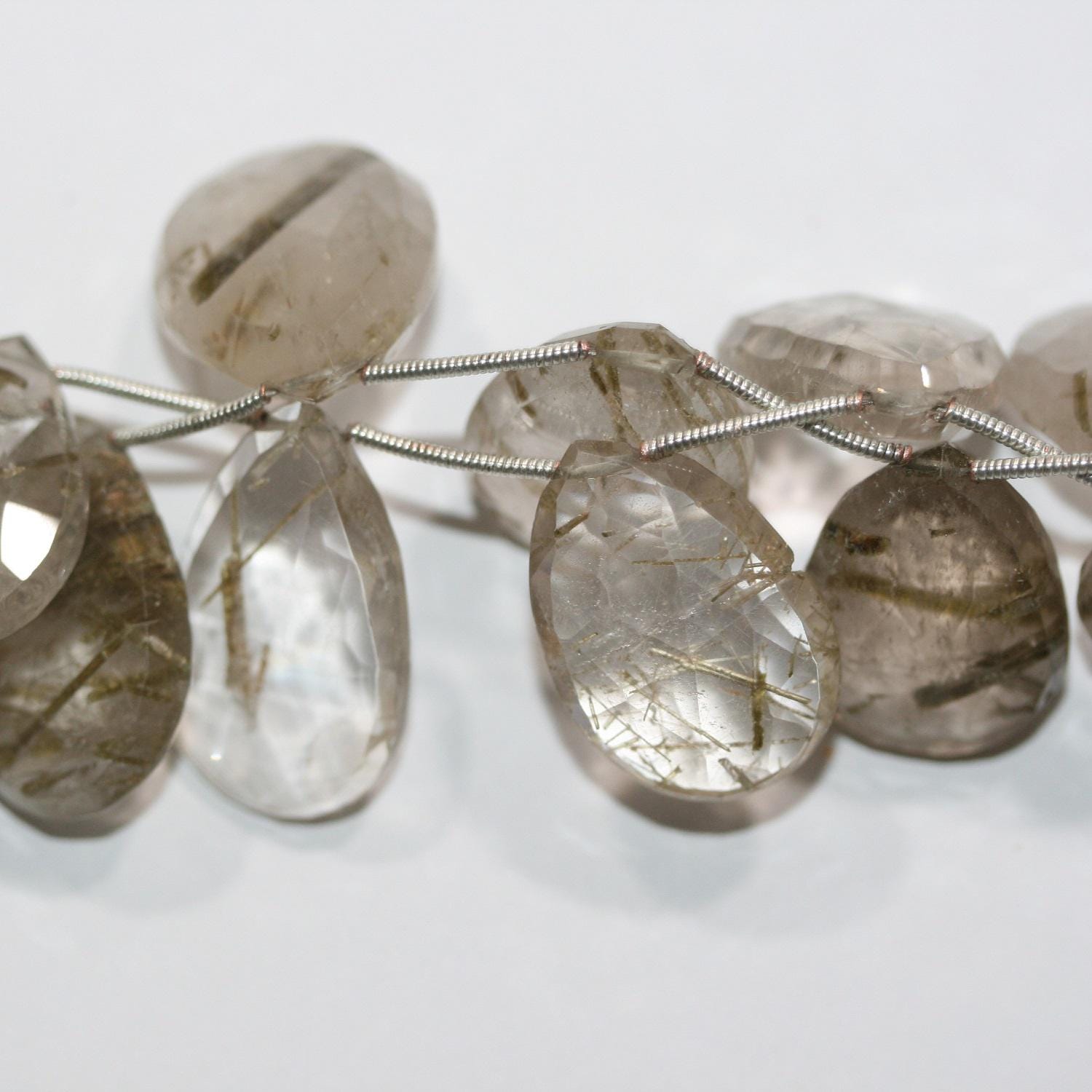 Perles en quartz rutile facettées de 23 x 17 mm (environ) - Longueur du fil : 21 cm - Réf. 14886