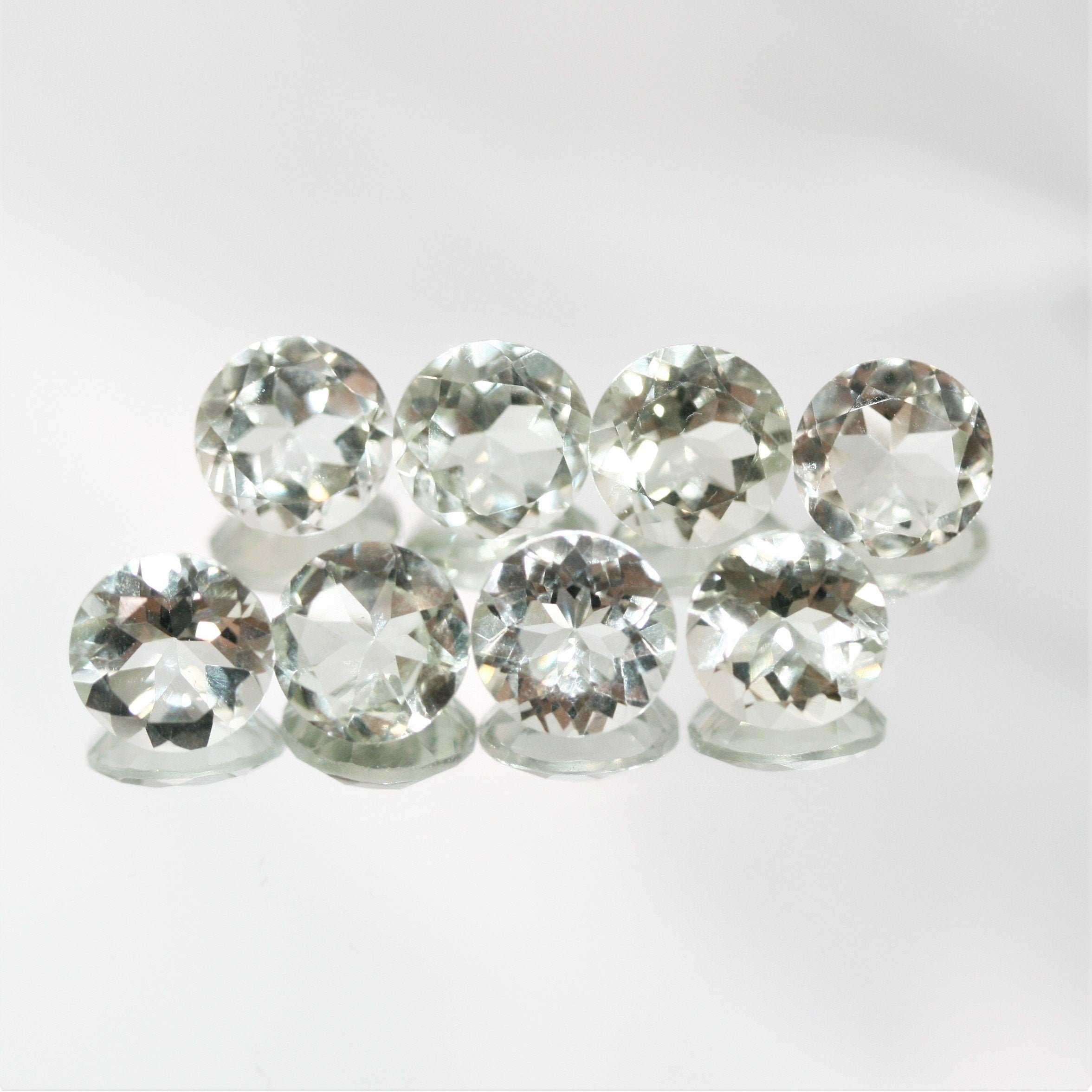 Lot de 8 pierres rondes à facettes de prasiolite de 8 mm.