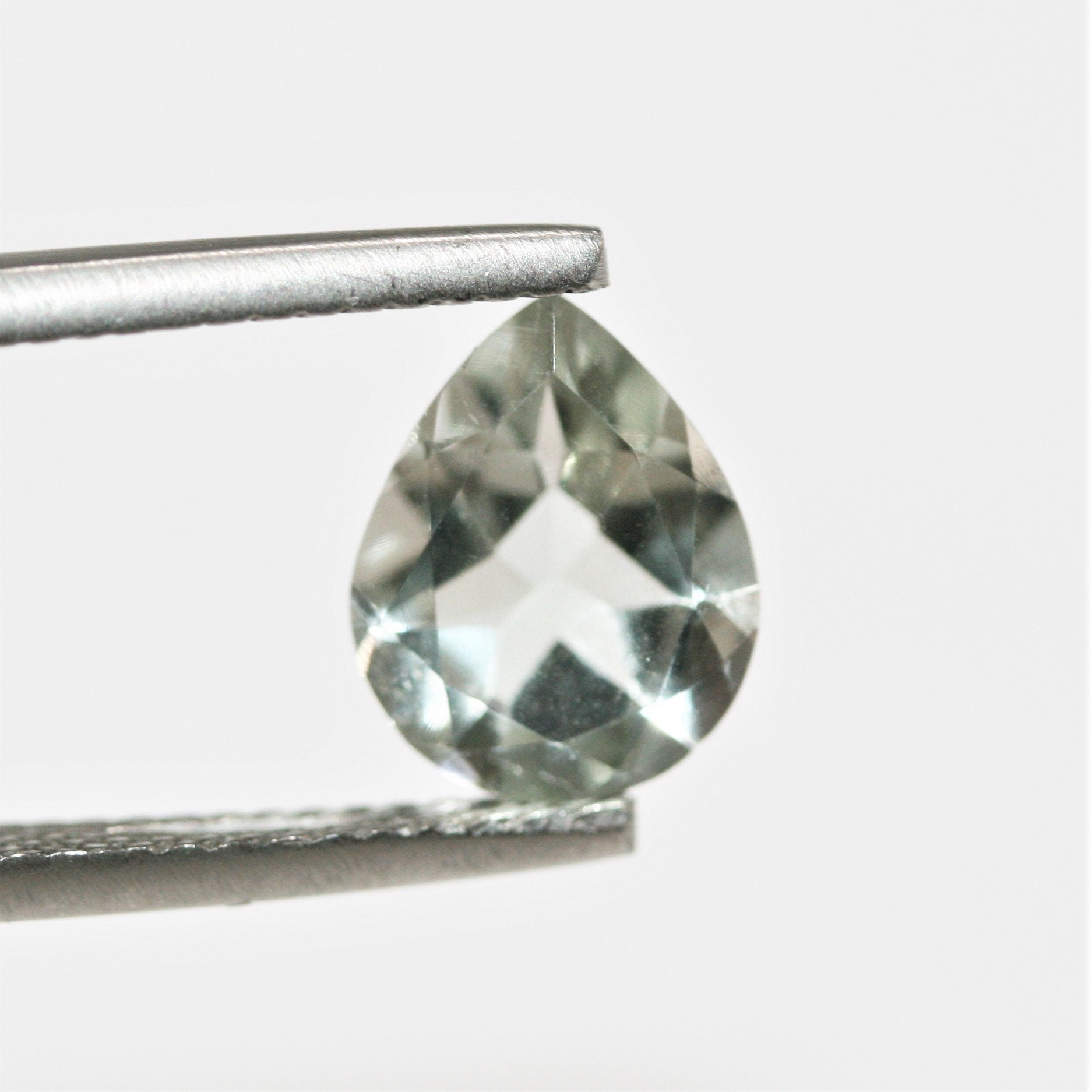 Lot de 8 gouttes de prasiolite à facettes, 10 x 8 mm.