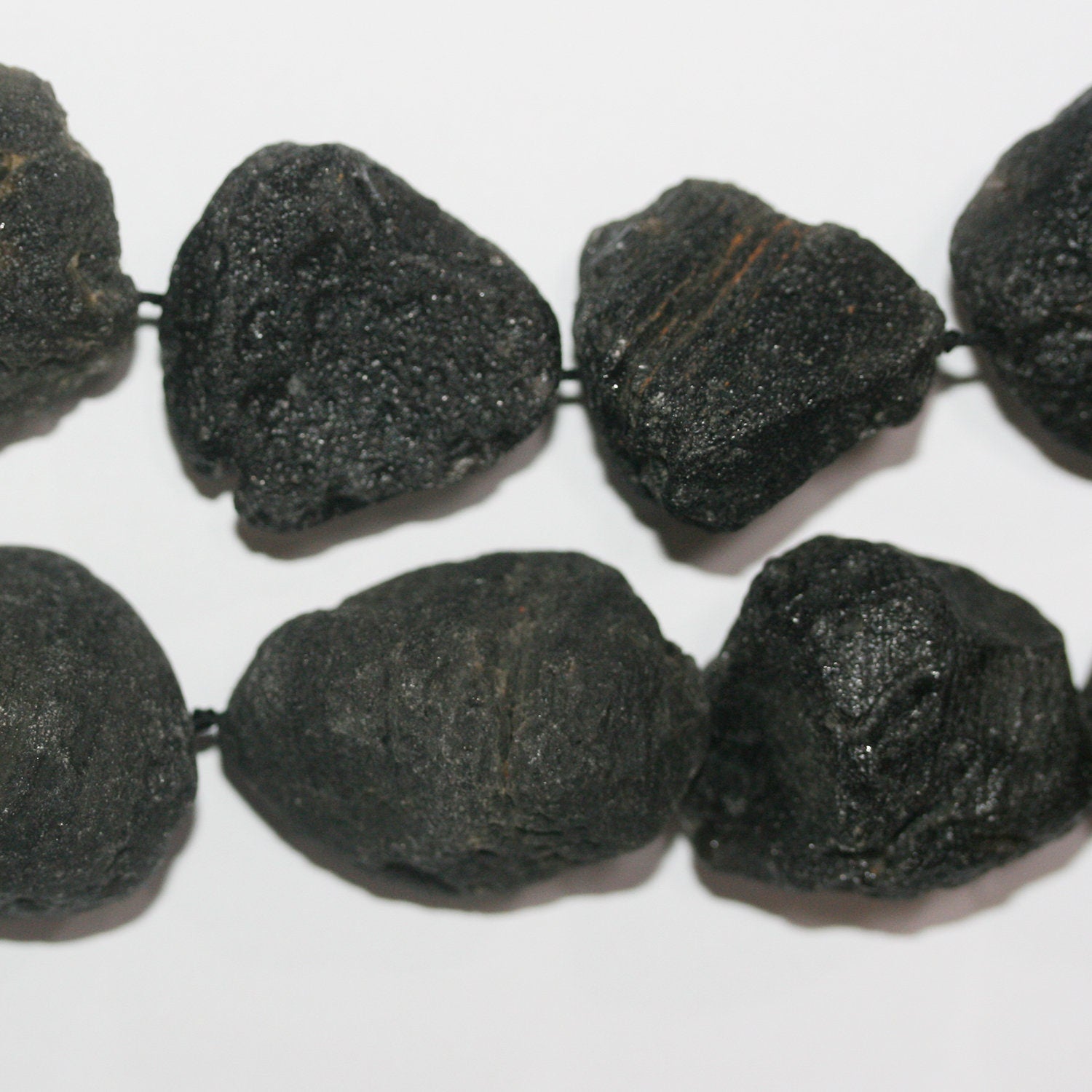 Perlas de St Tektite sin pulir de 16", 30-35 mm. Aprox. - Hilo de 40 cm.