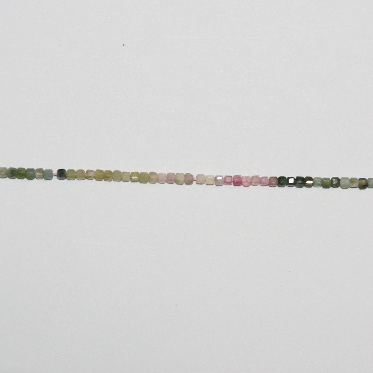 Perles cubiques à facettes en tourmaline St de 15 pouces, 2 mm, brin de 39 cm.